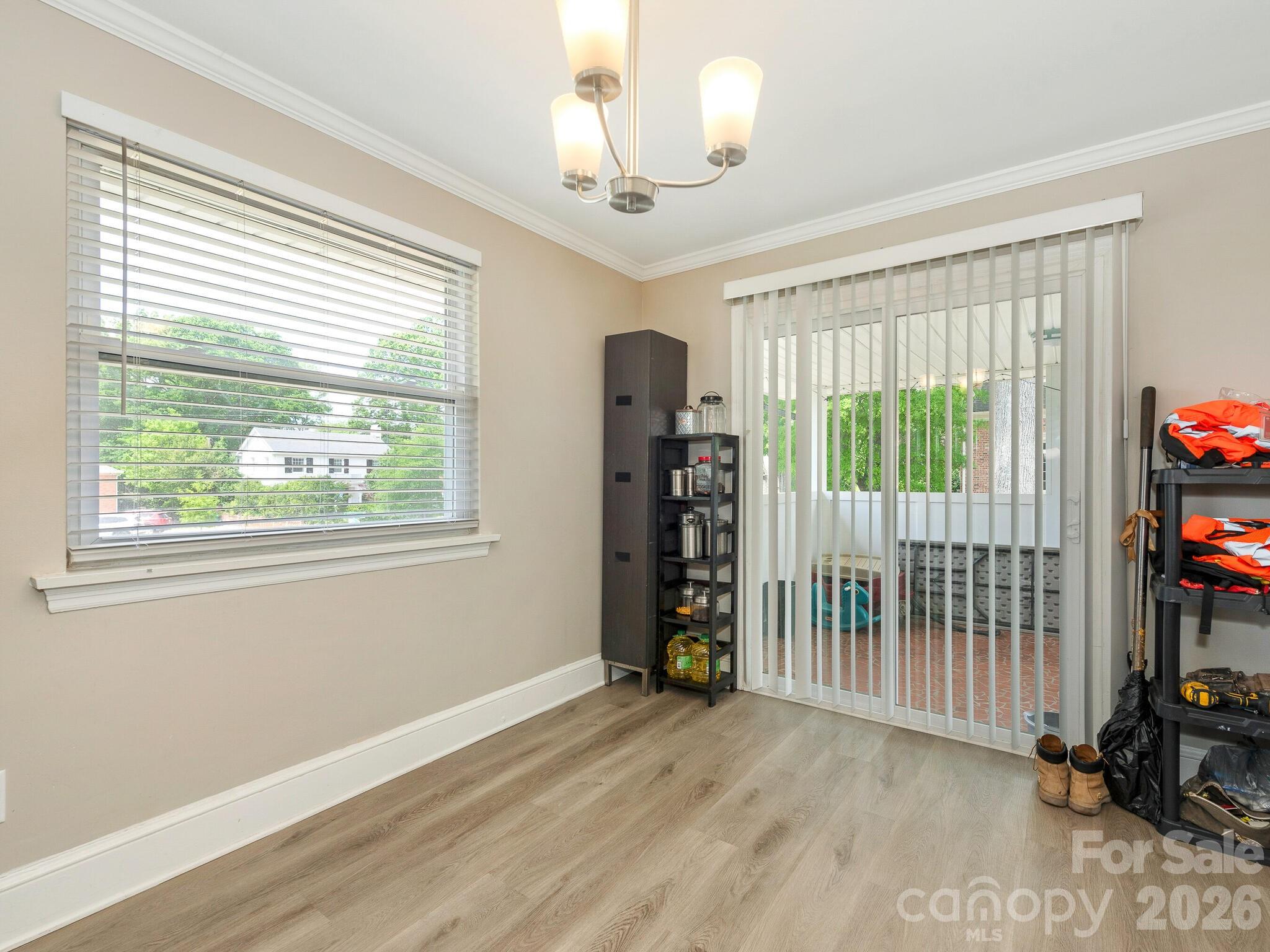 1301 S Kings Drive Property Photo 6