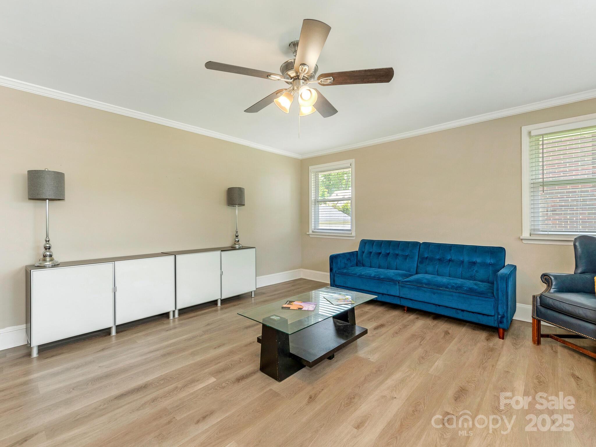 1301 S Kings Drive Property Photo 7