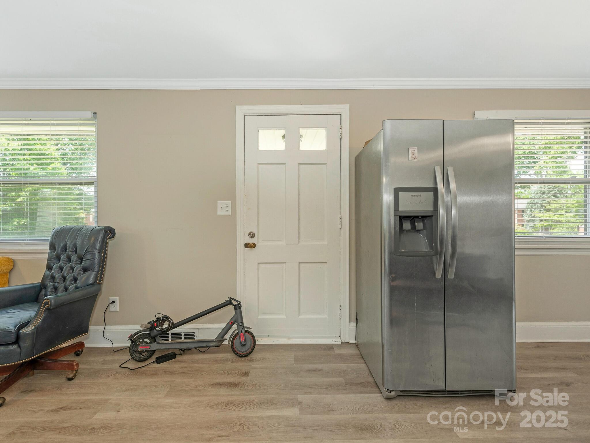 1301 S Kings Drive Property Photo 8
