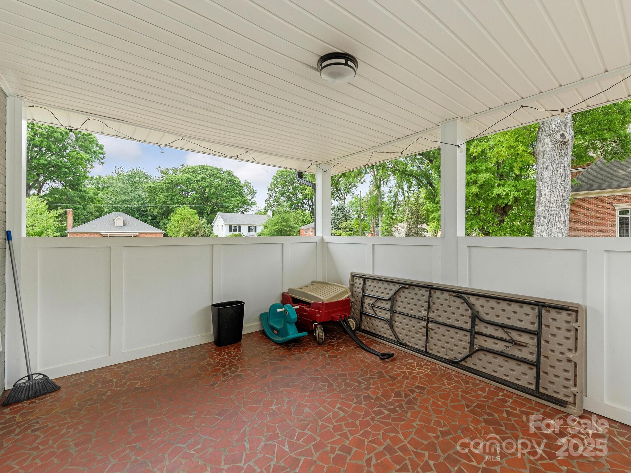 1301 S Kings Drive Property Photo 13