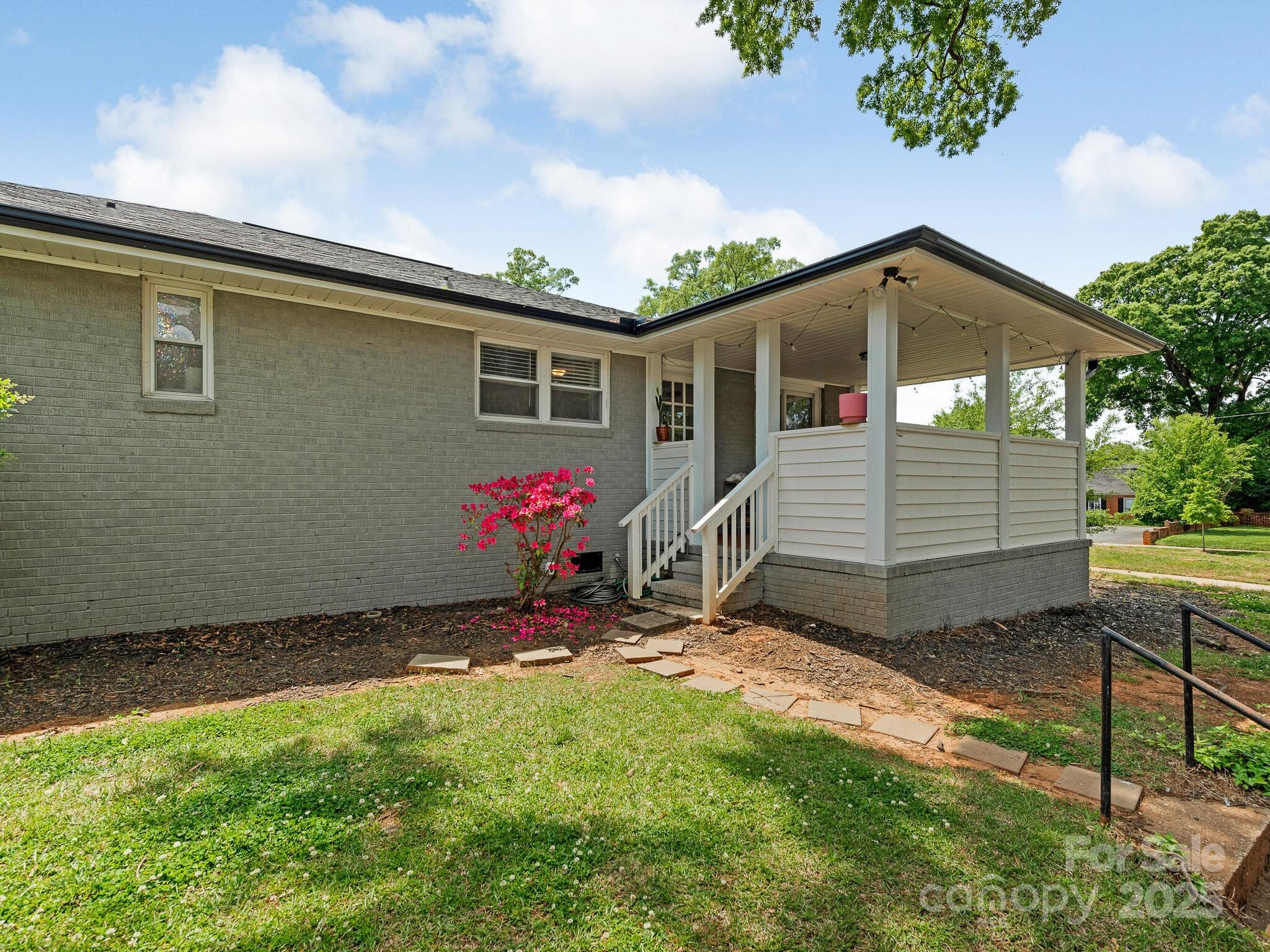 1301 S Kings Drive Property Photo 14