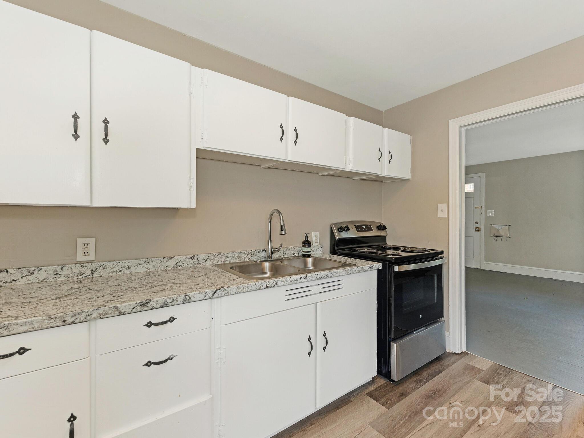 1301 S Kings Drive Property Photo 19