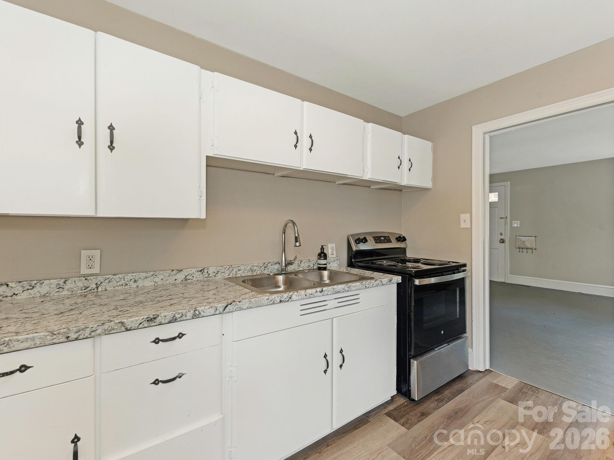 1301 S Kings Drive Property Photo 19
