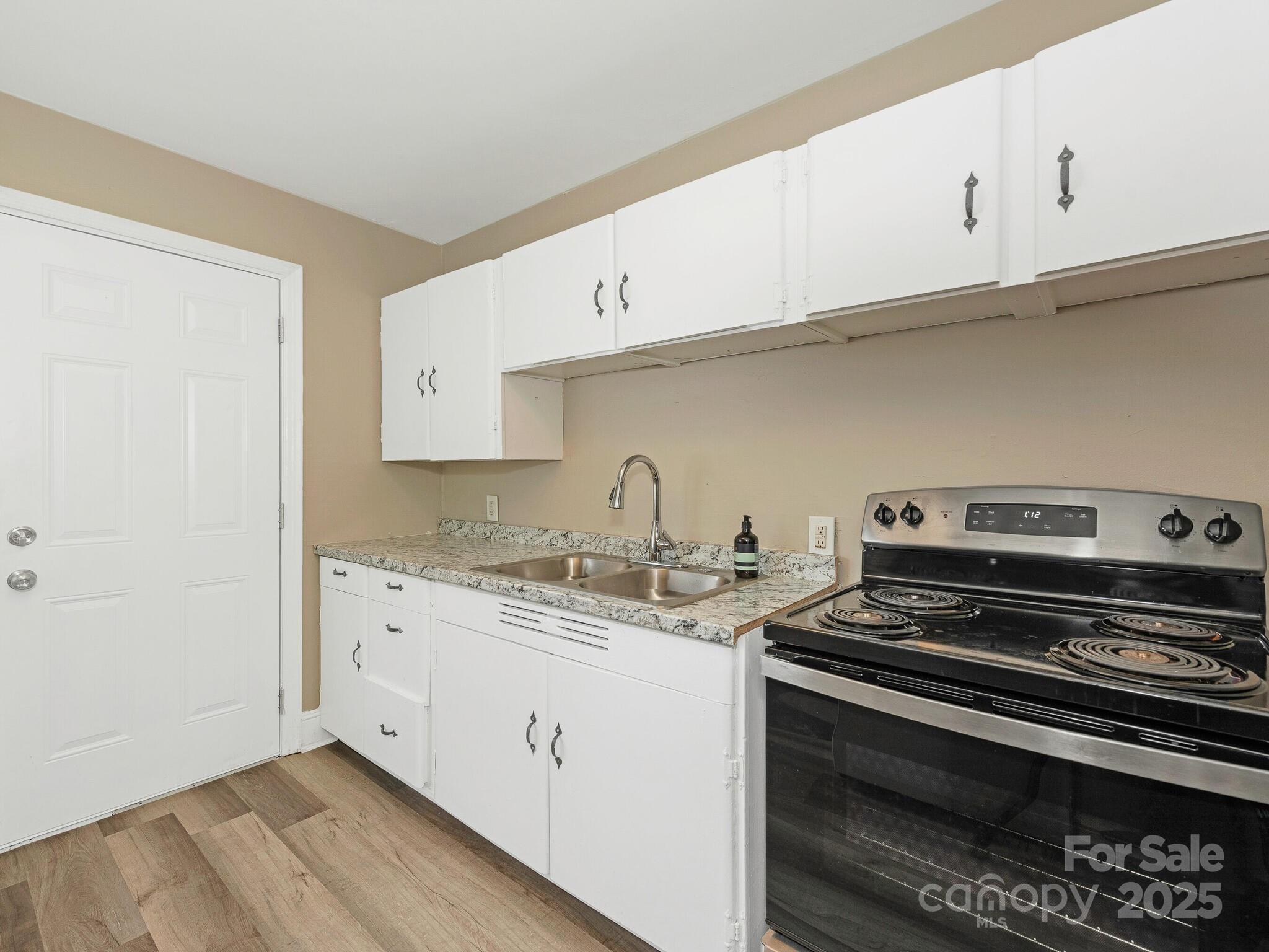 1301 S Kings Drive Property Photo 20