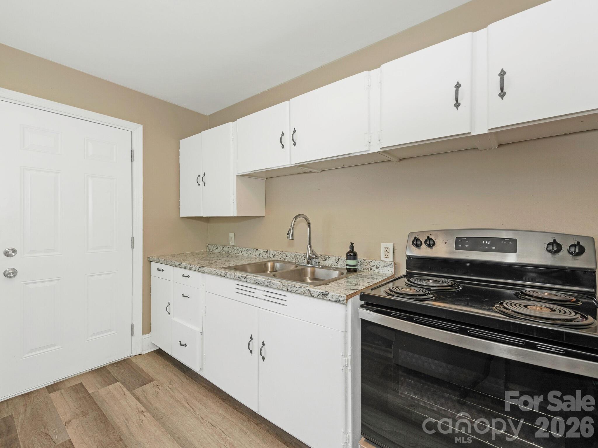 1301 S Kings Drive Property Photo 20