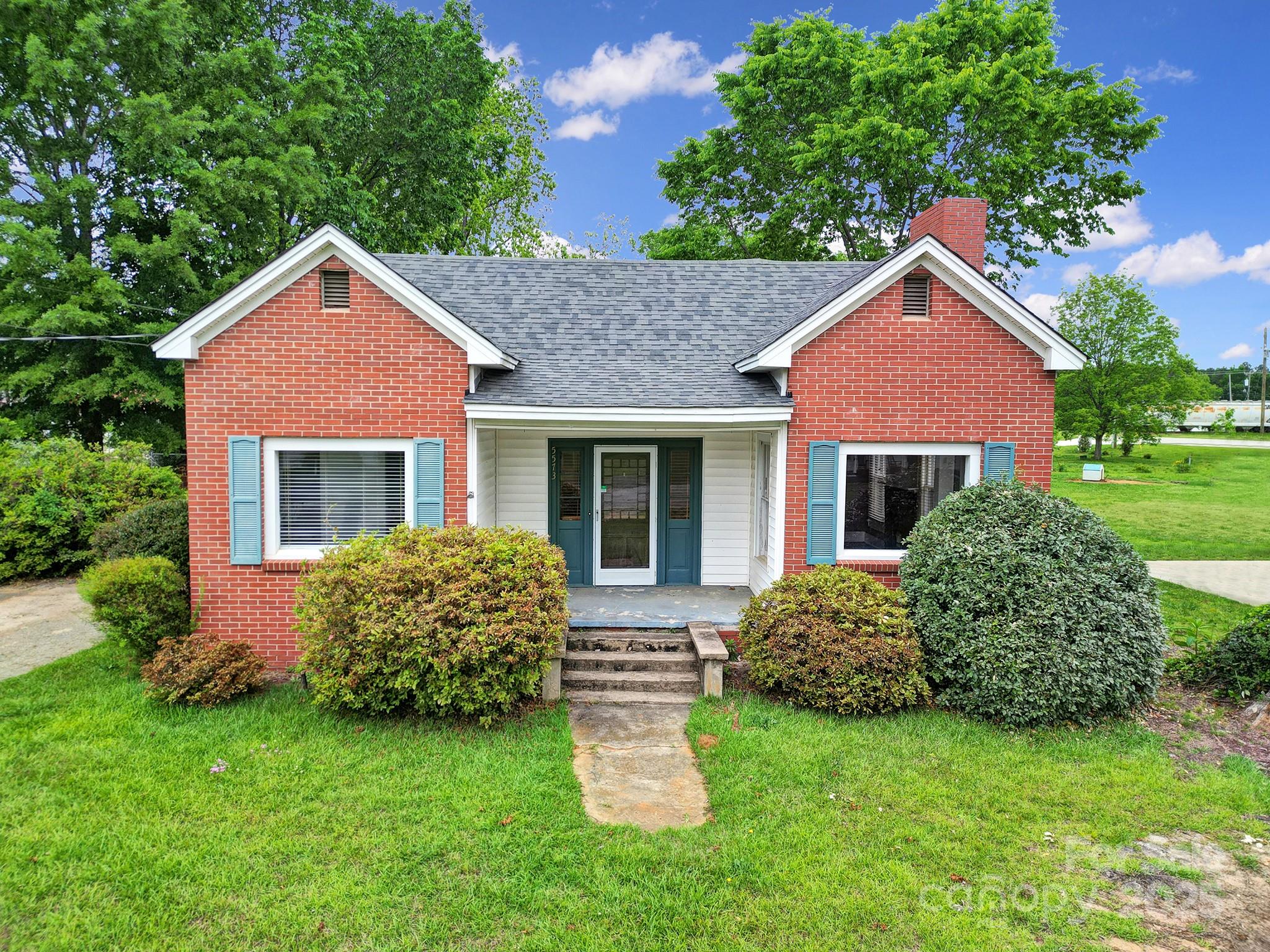 5573 Main Street Property Photo 1