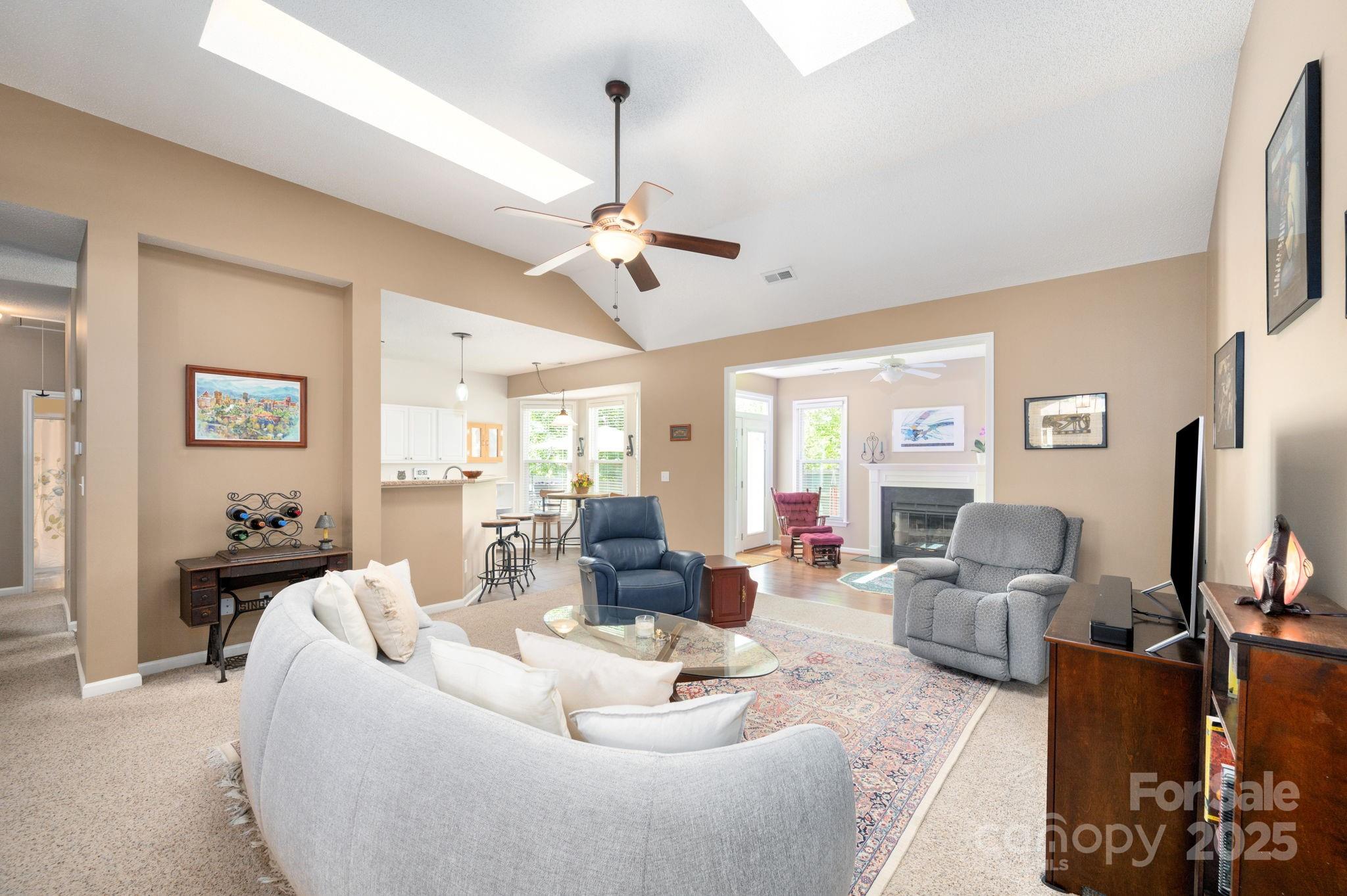 102 W Farm Creek Drive Property Photo 9