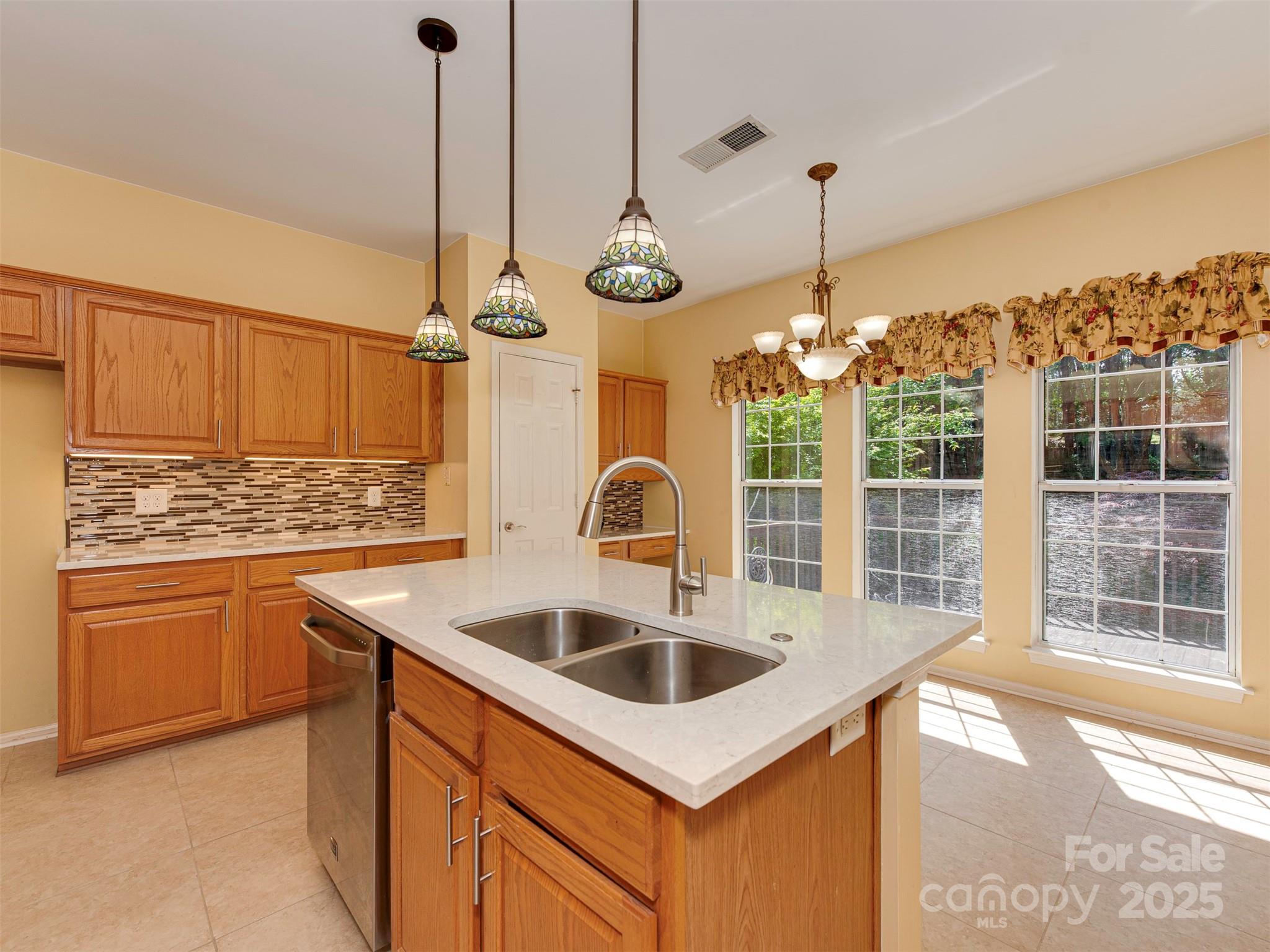 2825 Redfield Drive Property Photo 8