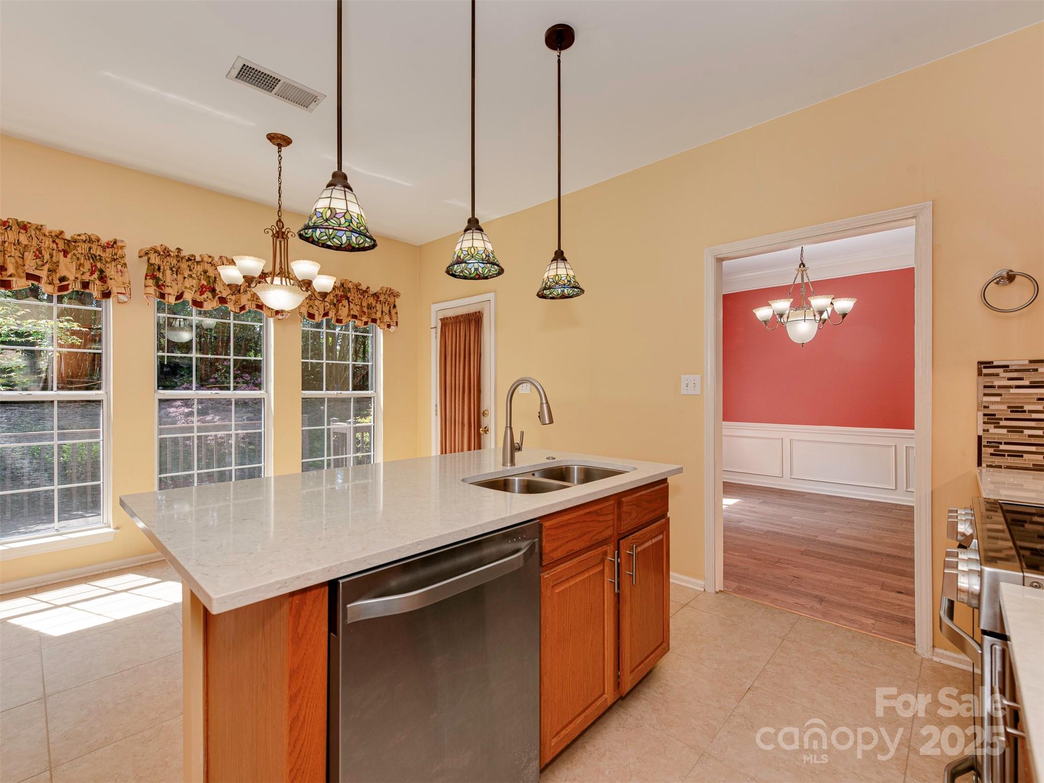 2825 Redfield Drive Property Photo 9