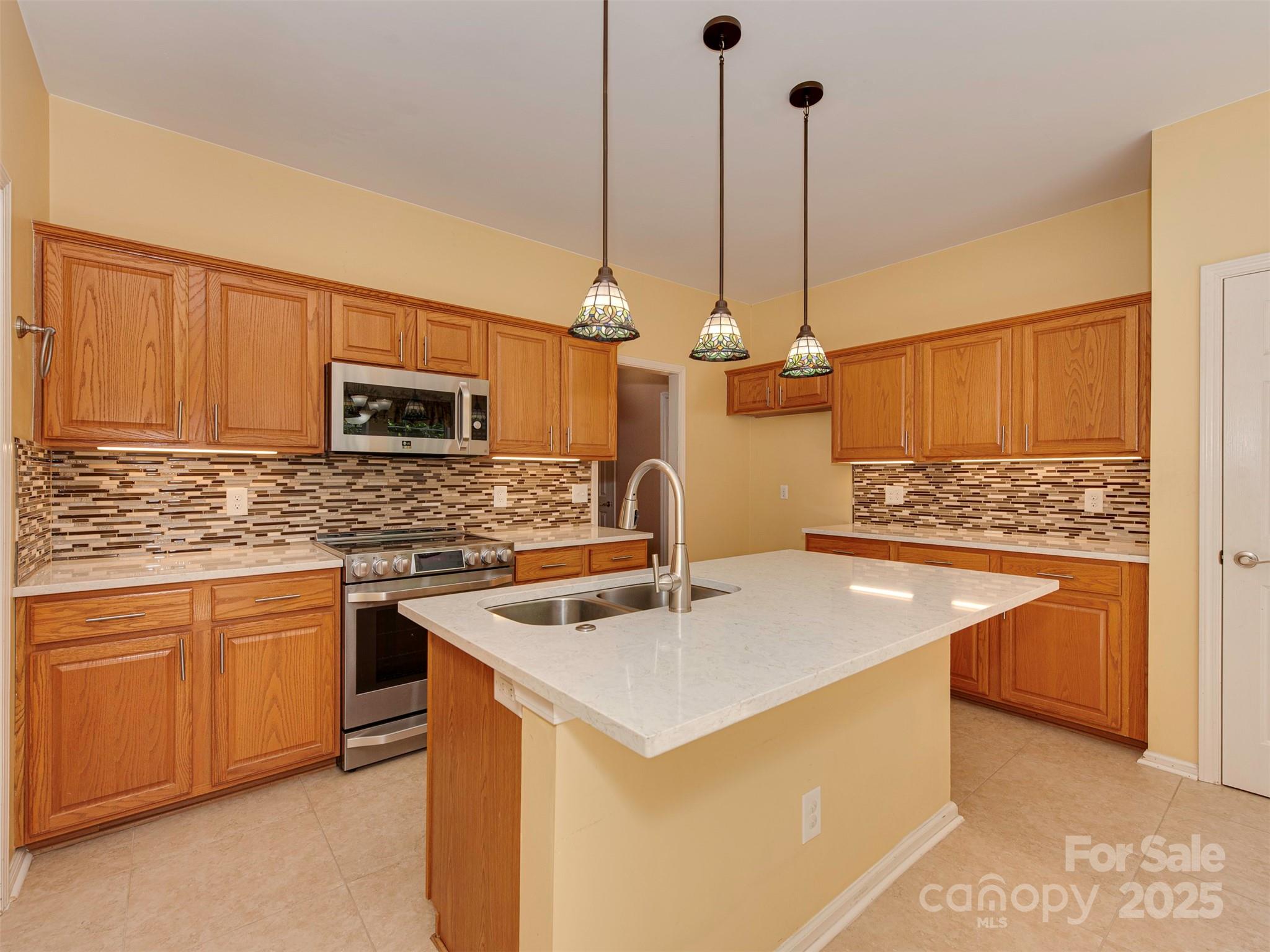 2825 Redfield Drive Property Photo 10