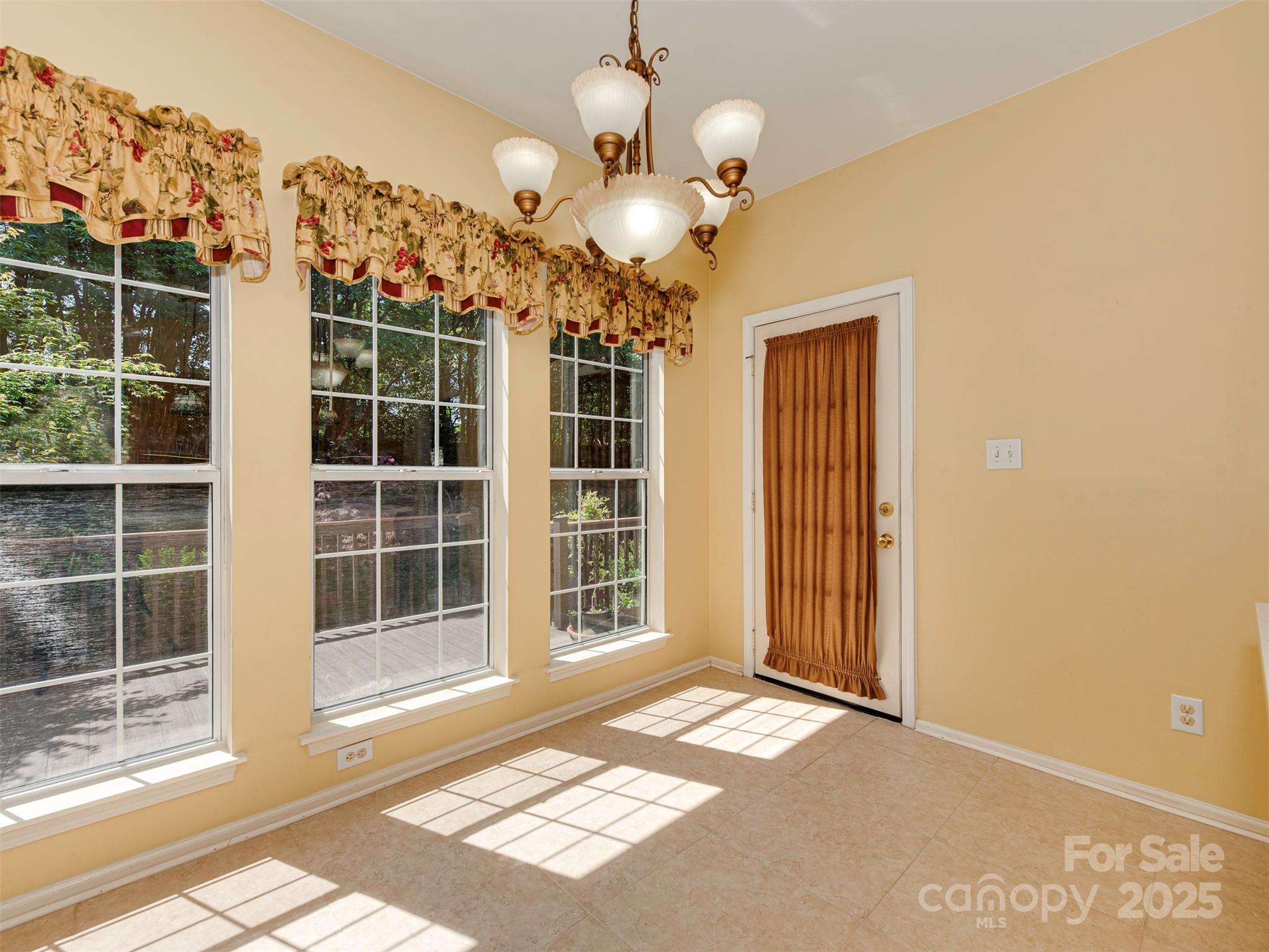 2825 Redfield Drive Property Photo 12