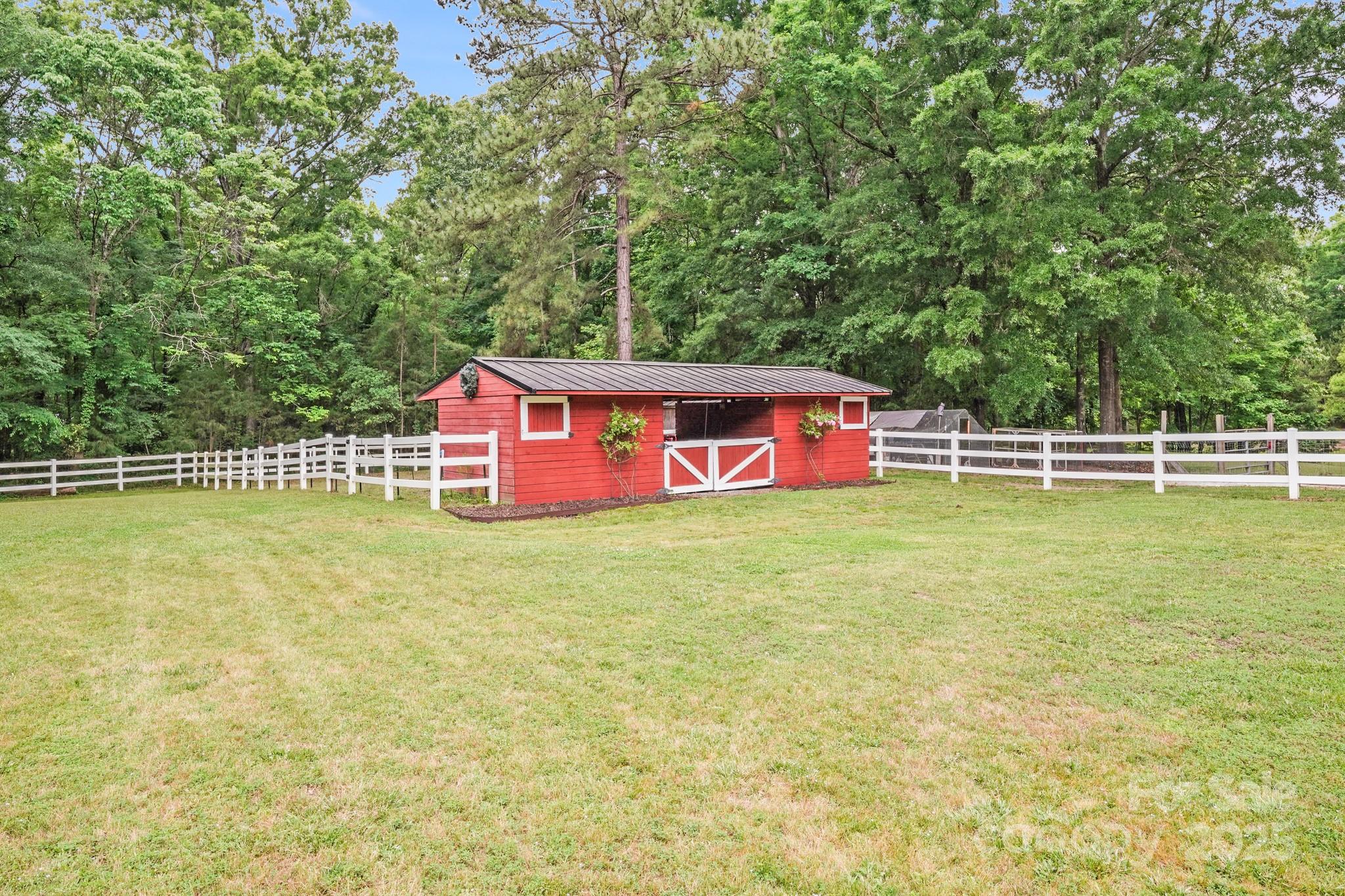 6910 Birdsong Lane Property Photo 4