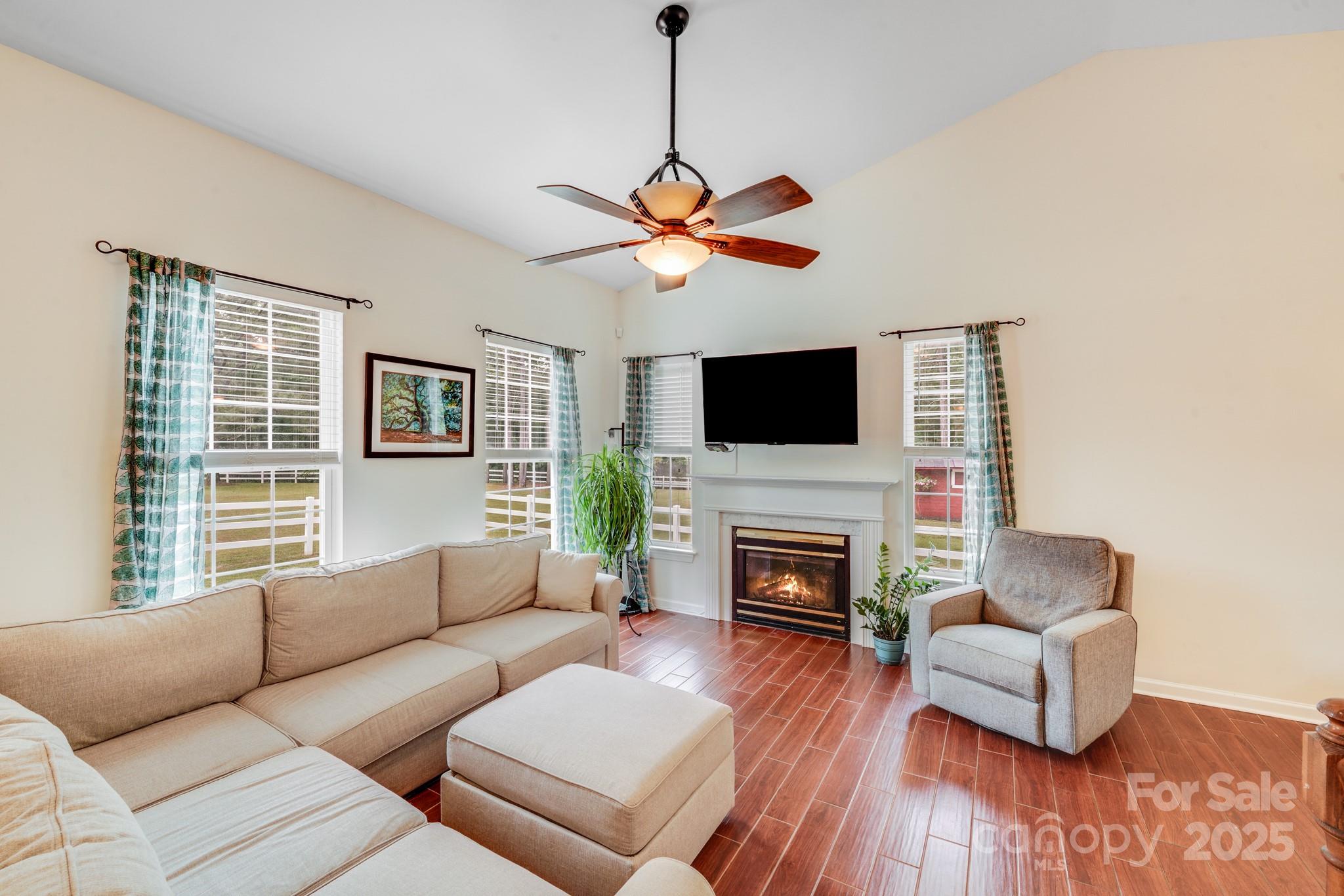 6910 Birdsong Lane Property Photo 7