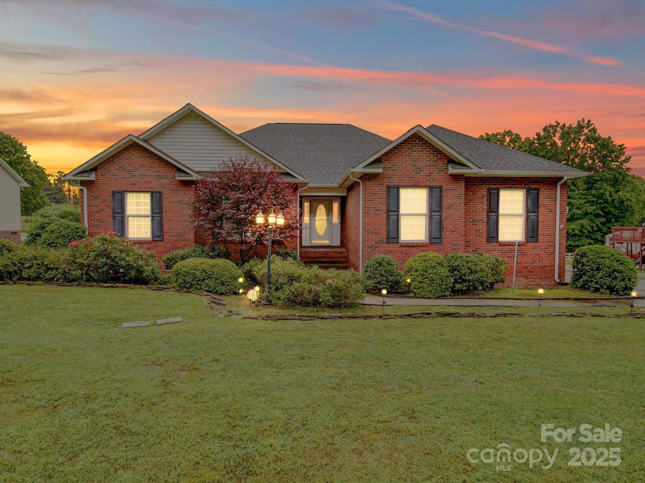 2547 Bill Thompson Road Property Photo 1