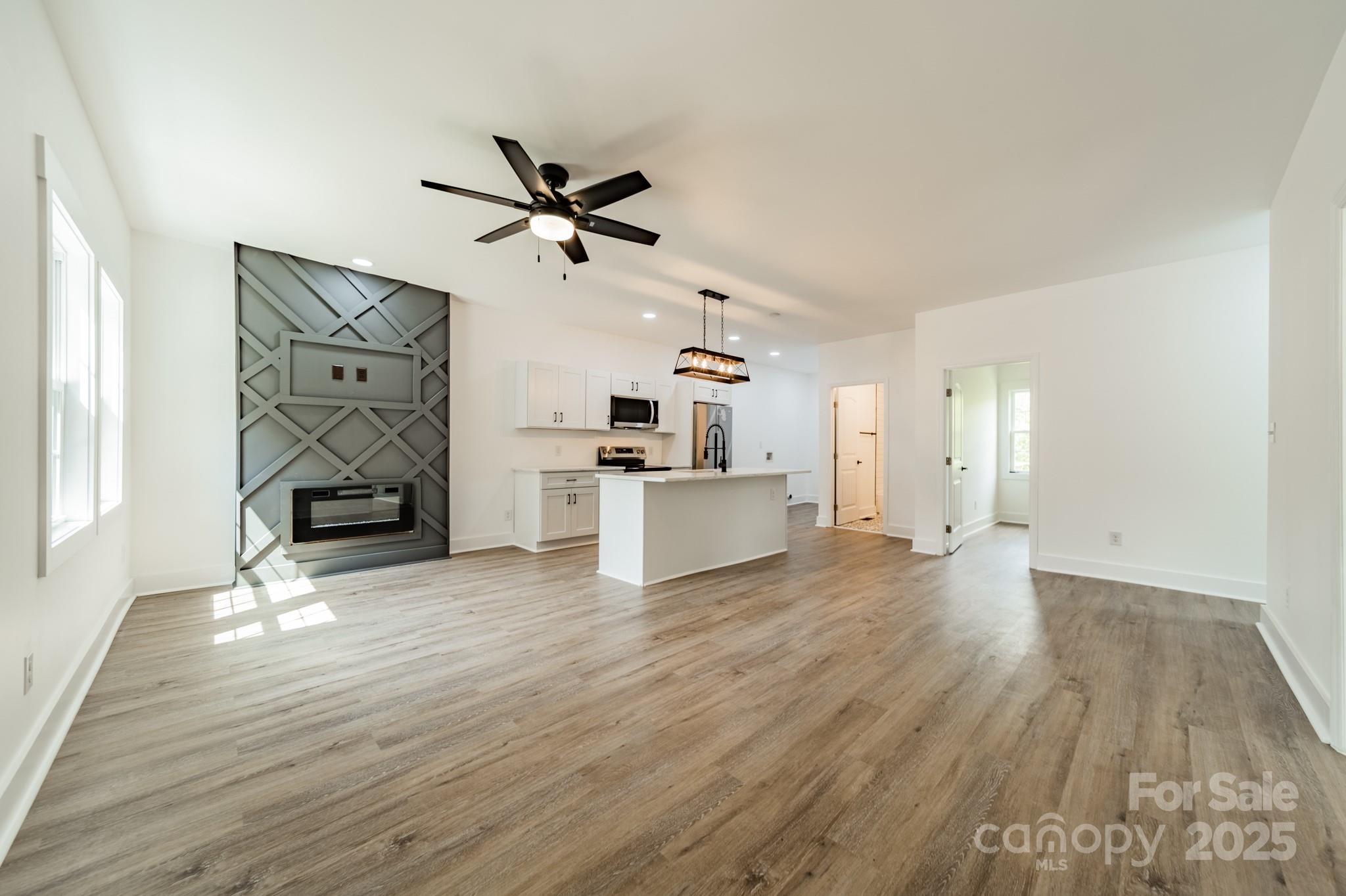 322 S Hill Street Property Photo 1