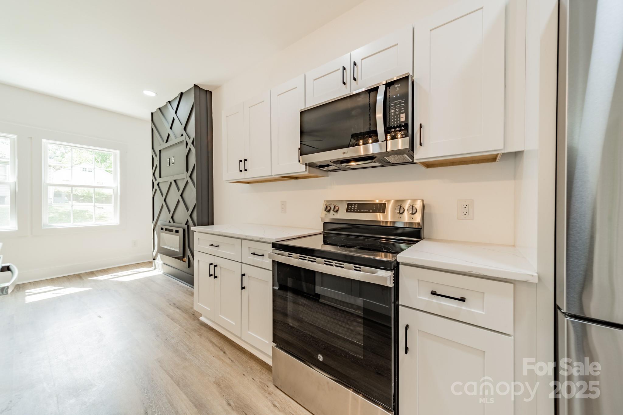 322 S Hill Street Property Photo 2