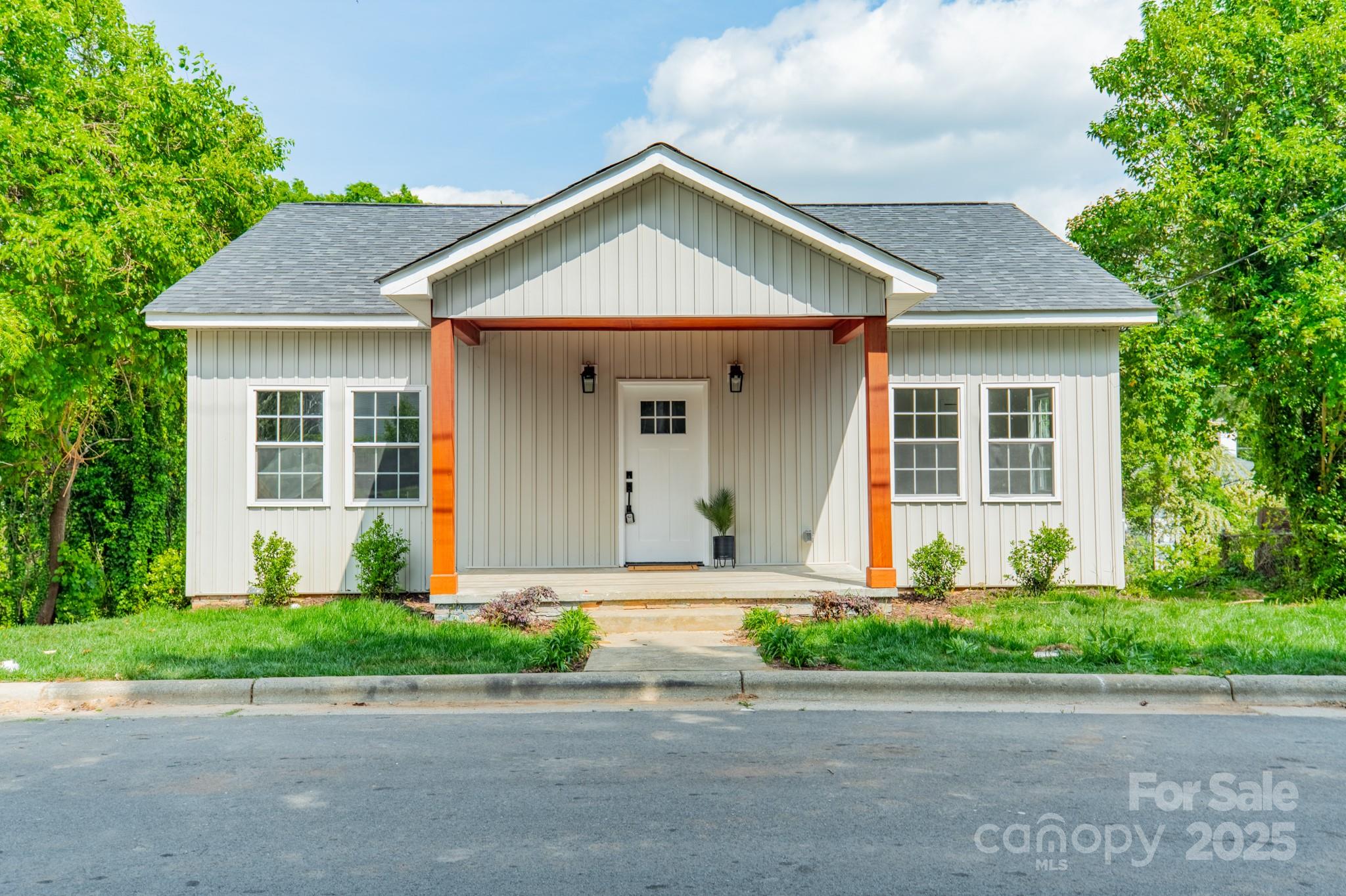 322 S Hill Street Property Photo 4