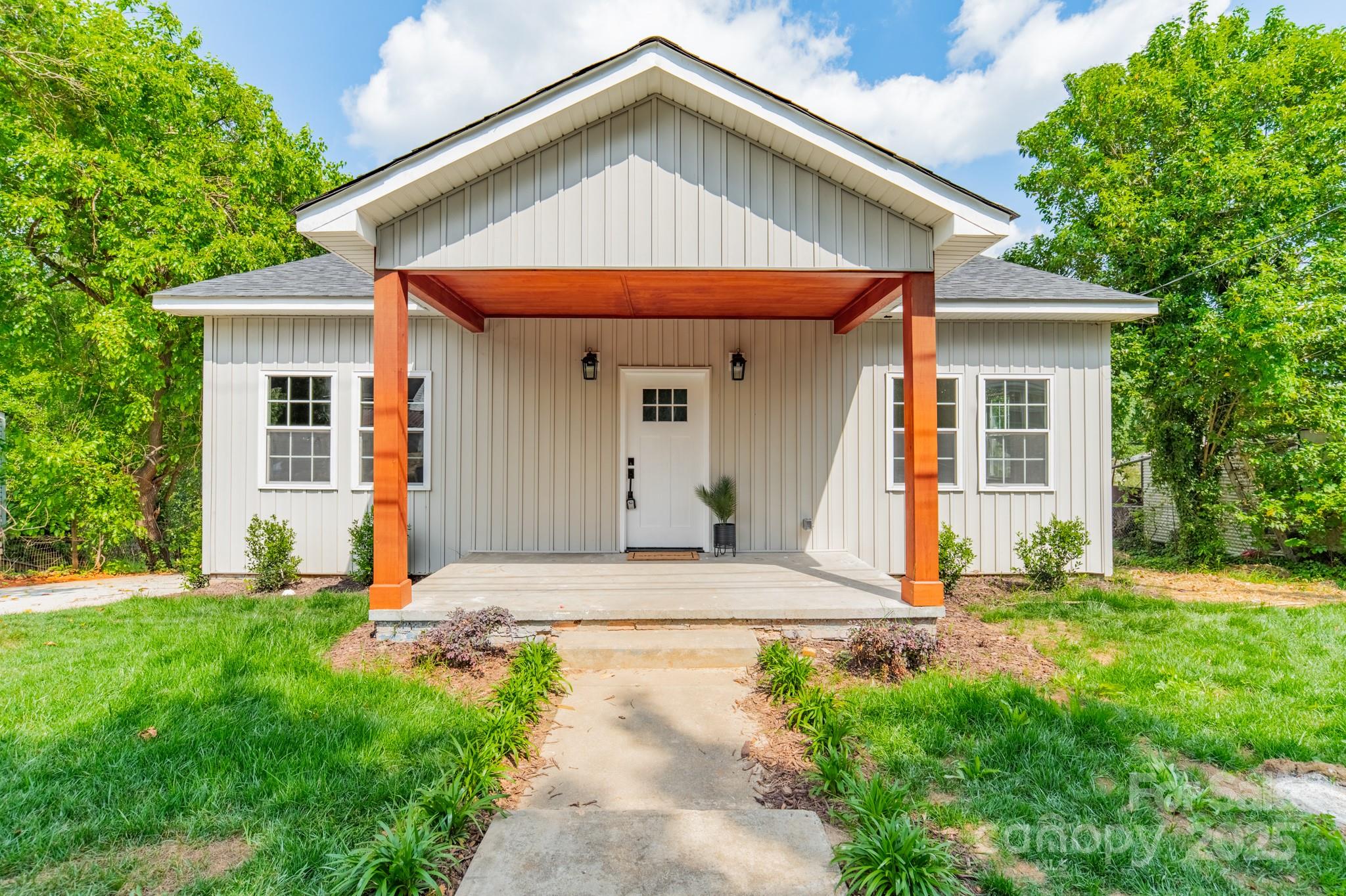 322 S Hill Street Property Photo 6