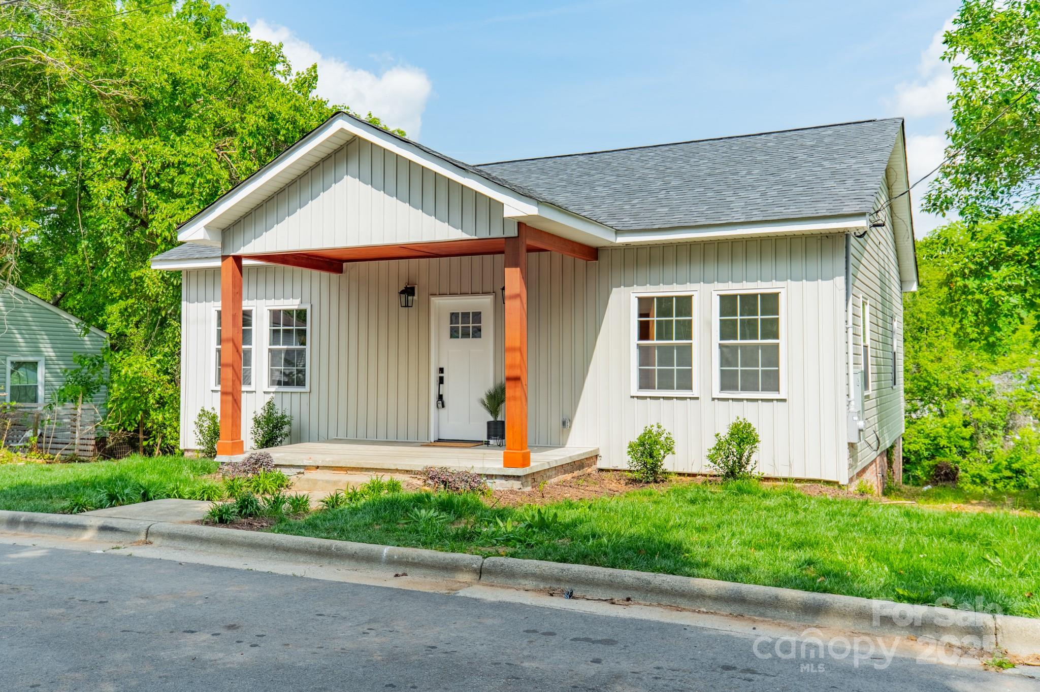 322 S Hill Street Property Photo 7