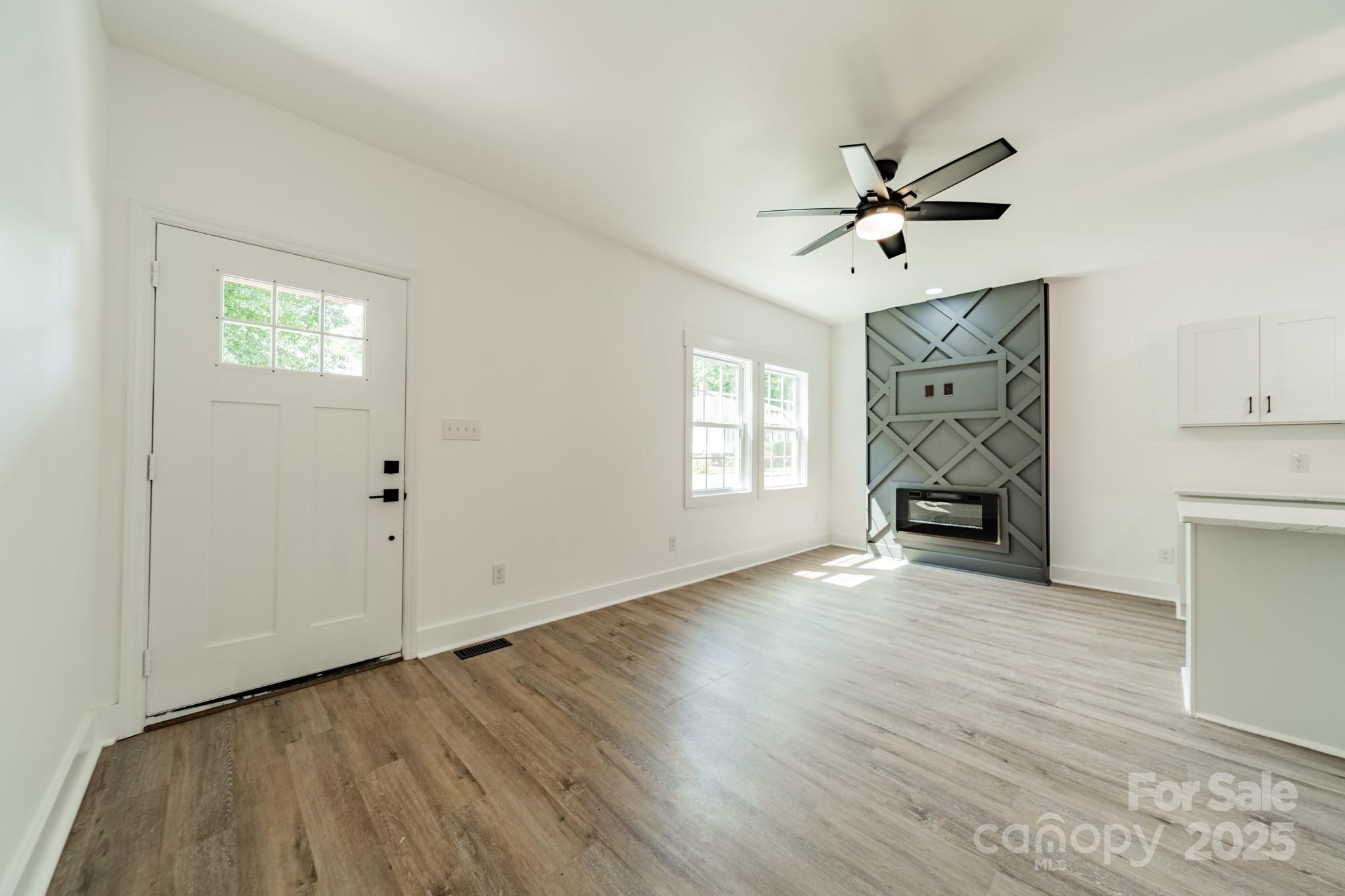 322 S Hill Street Property Photo 8