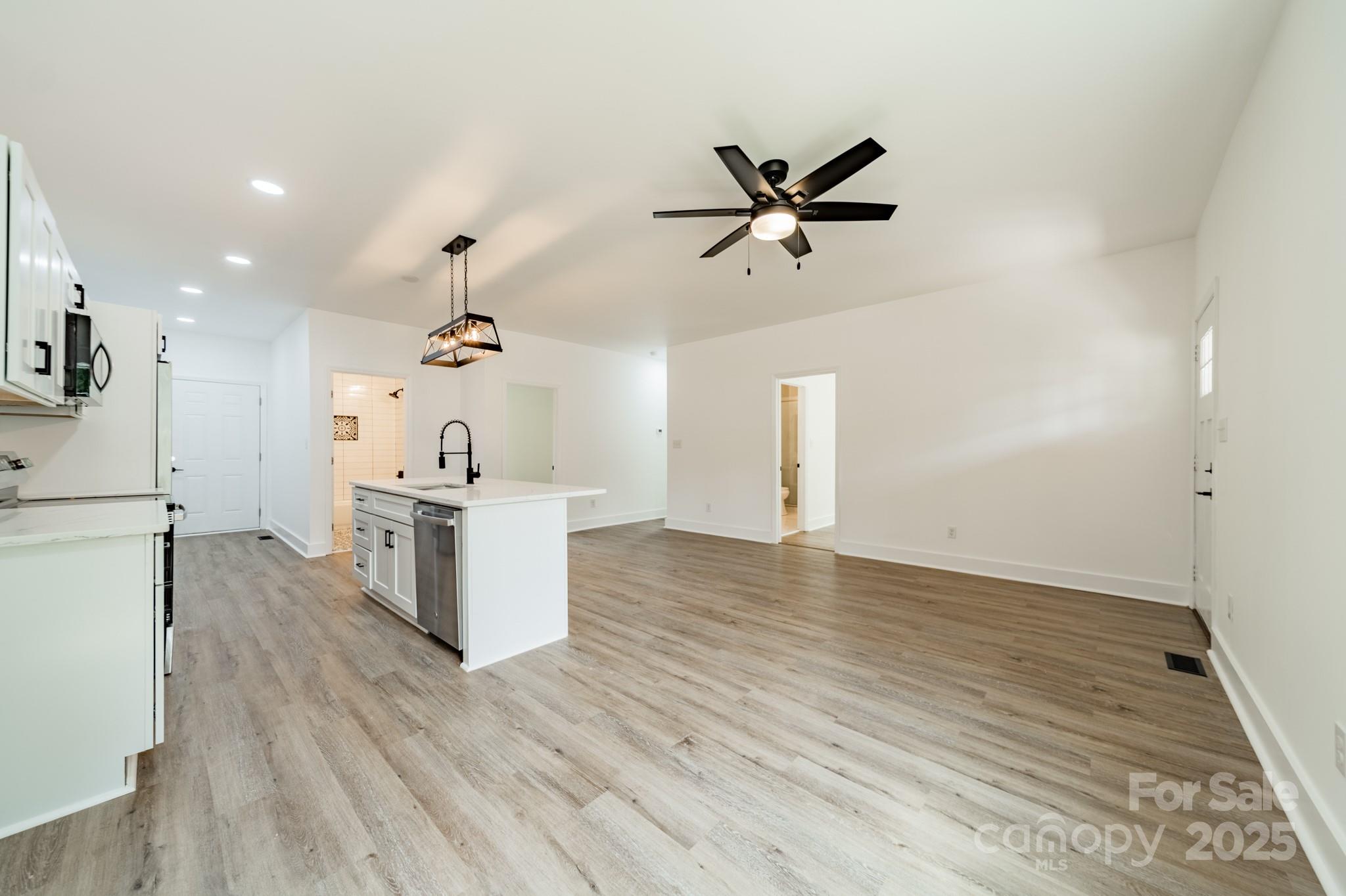 322 S Hill Street Property Photo 9