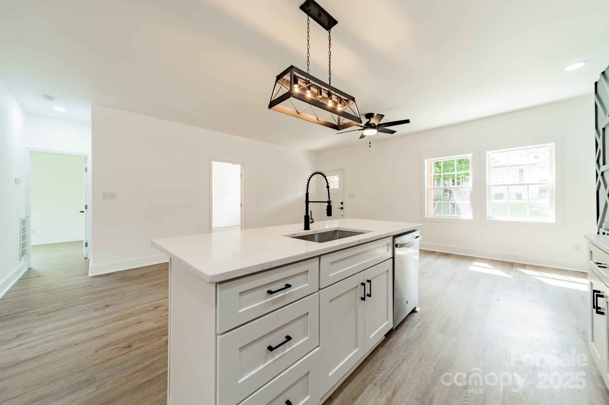 322 S Hill Street Property Photo 12