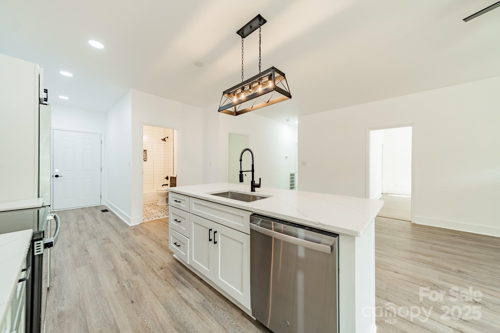 322 S Hill Street Property Photo 13