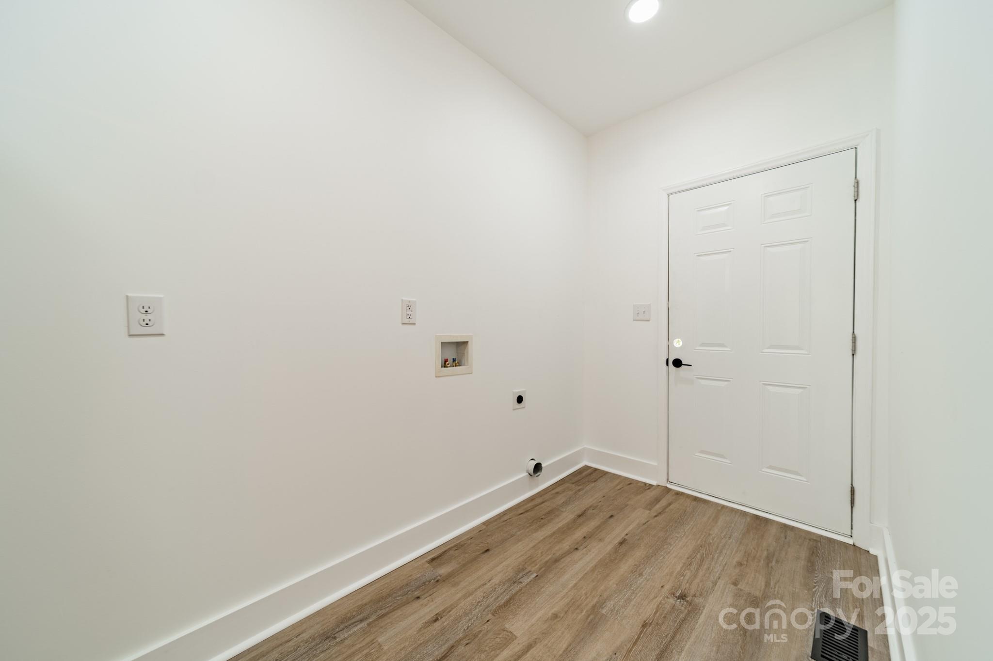 322 S Hill Street Property Photo 14