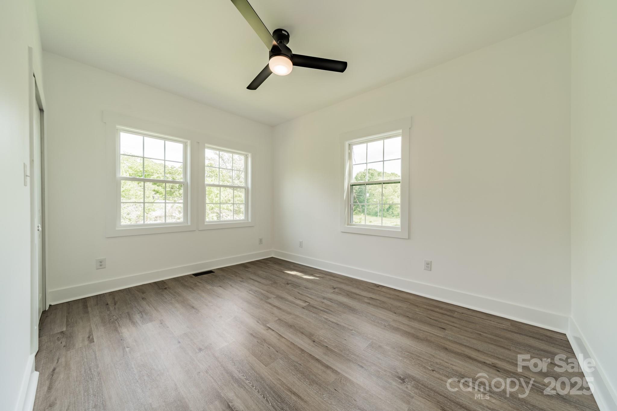 322 S Hill Street Property Photo 19