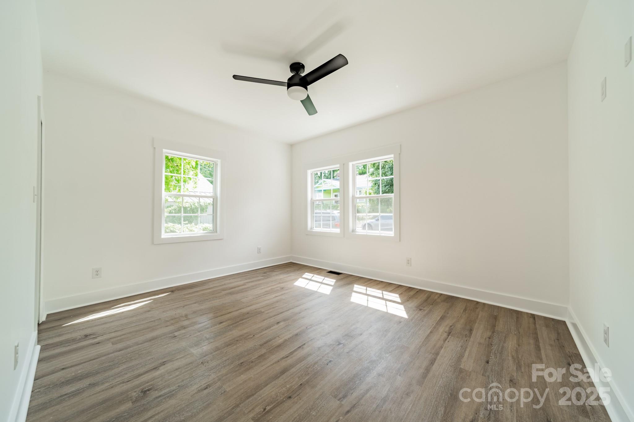 322 S Hill Street Property Photo 20