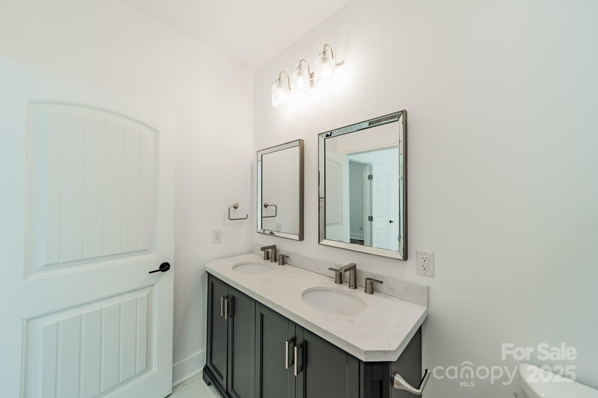 322 S Hill Street Property Photo 23