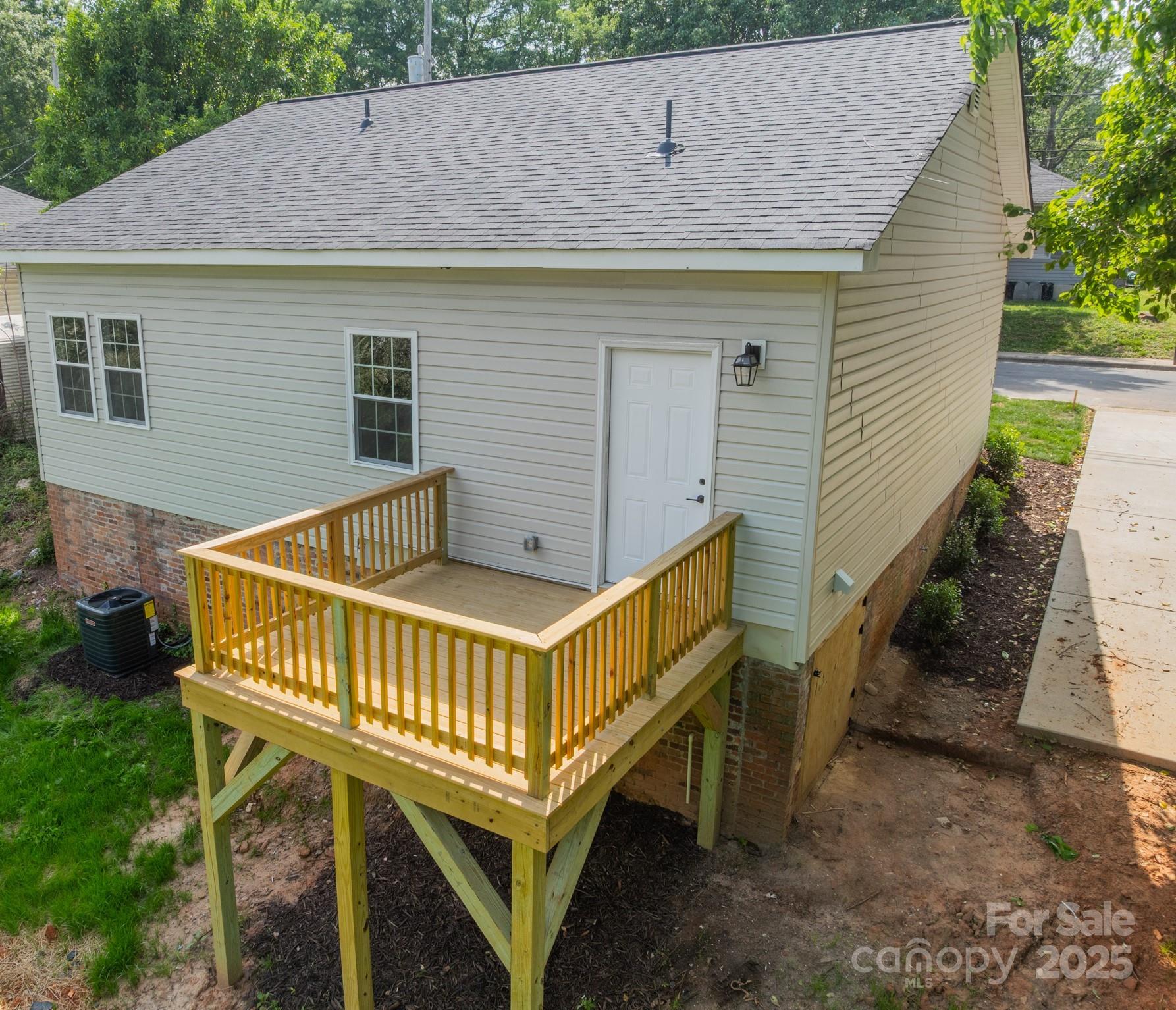 322 S Hill Street Property Photo 27