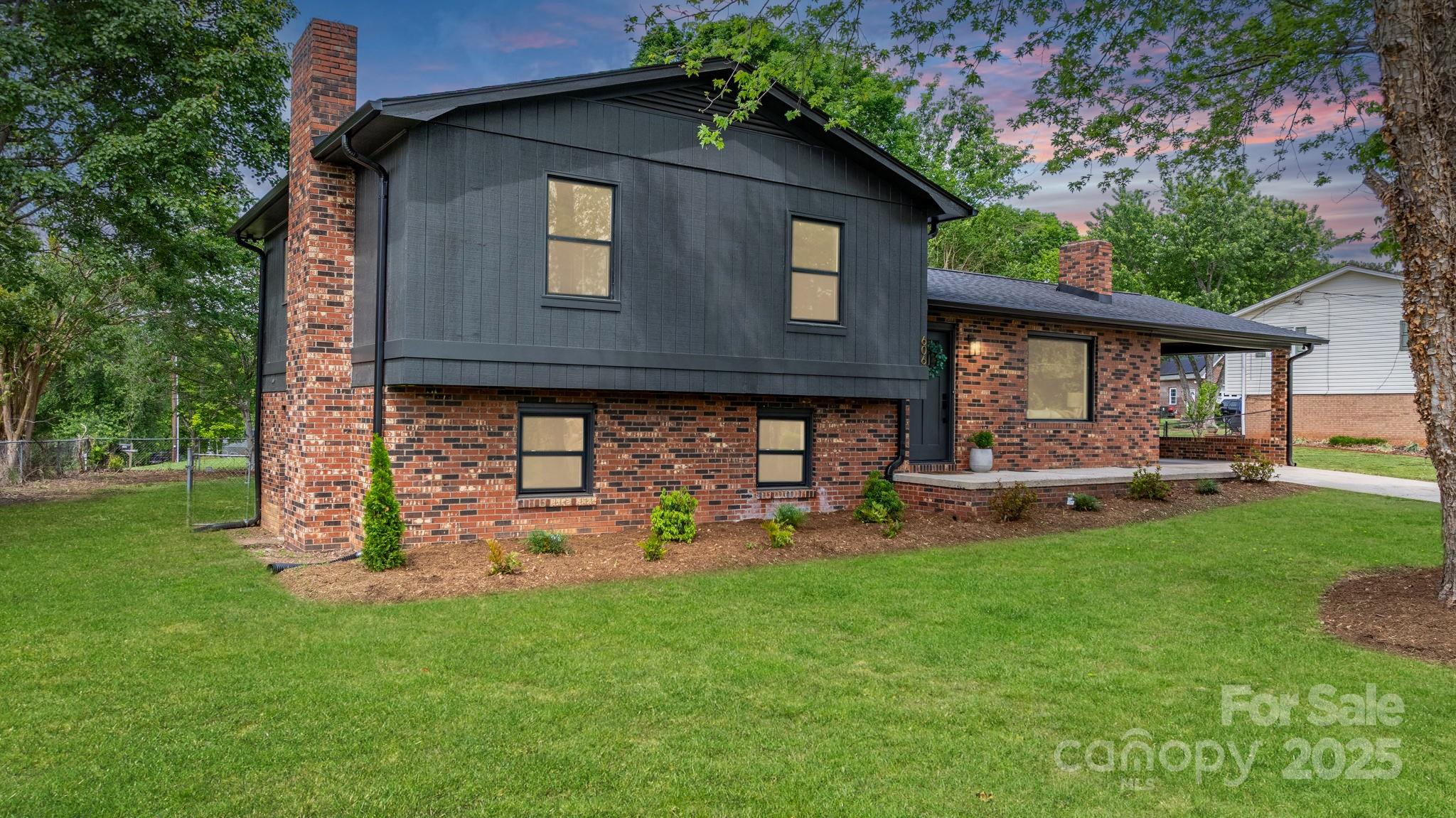 606 Hillcrest Street Property Photo