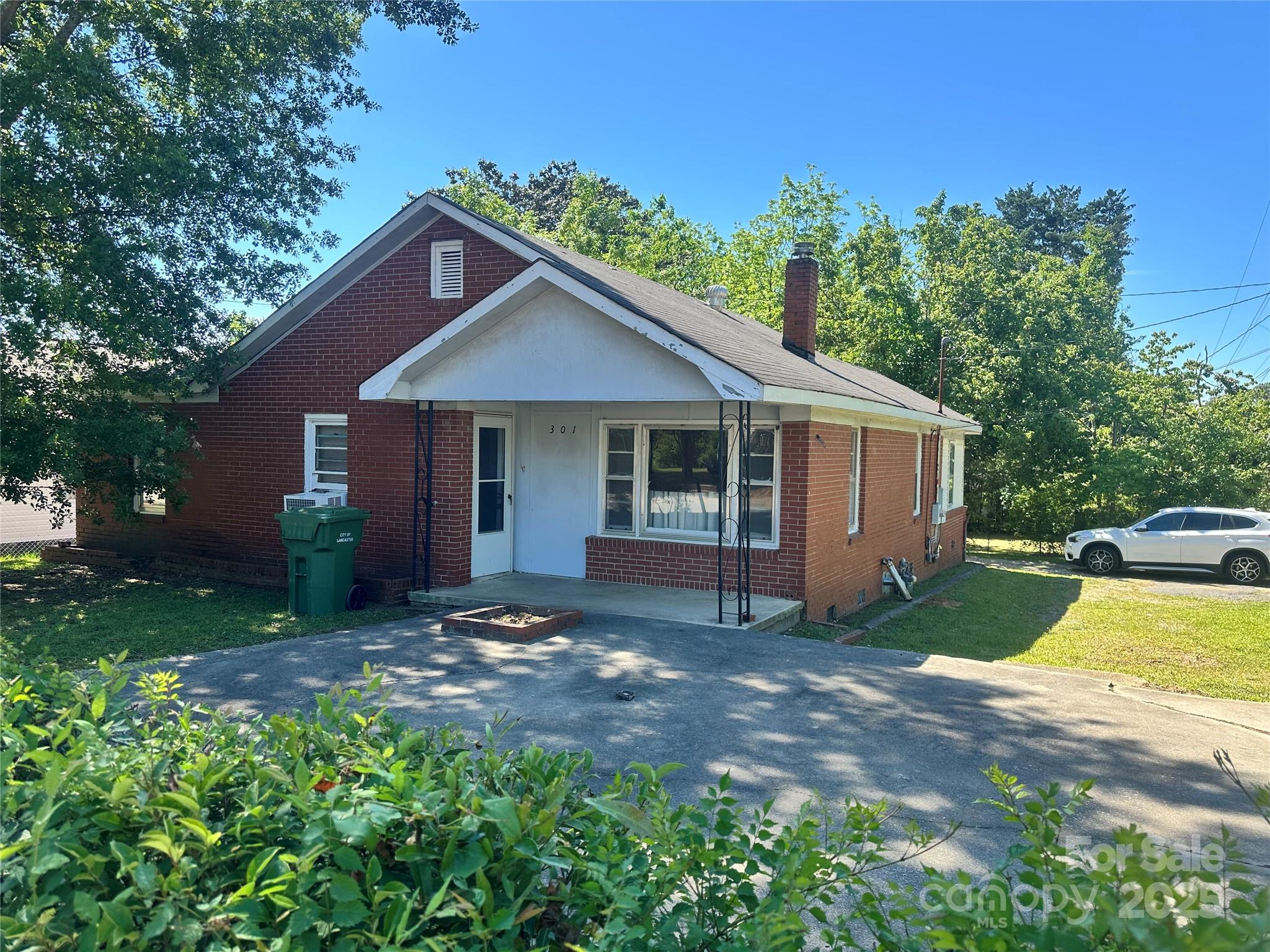 301 Louise Street Property Photo