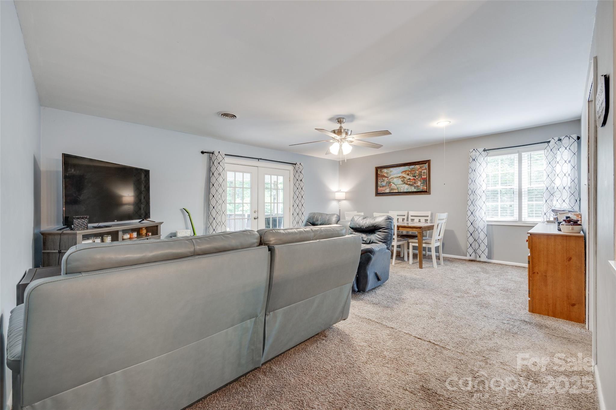 679 Fairforest Road Property Photo 4