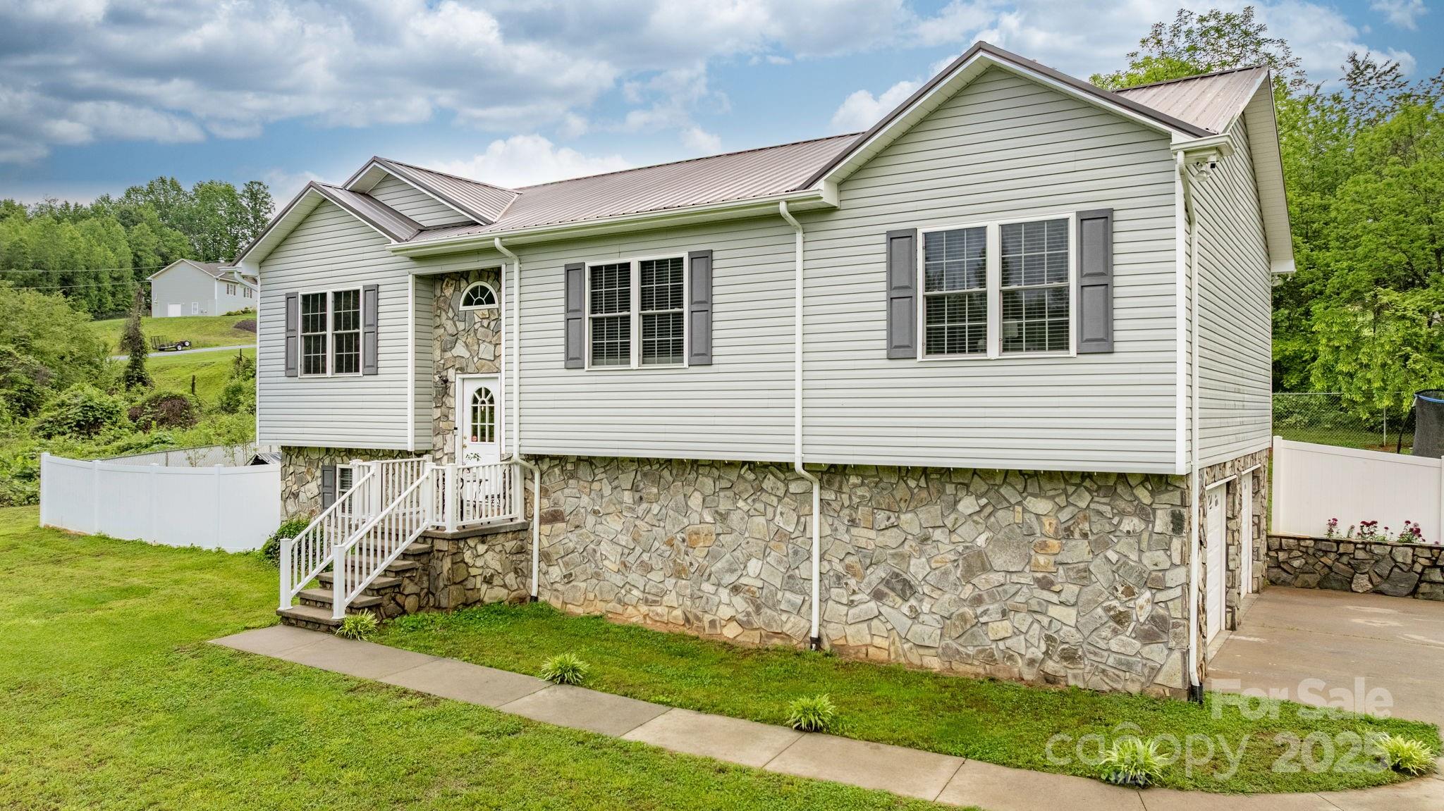 2325 Merts Way Property Photo 5