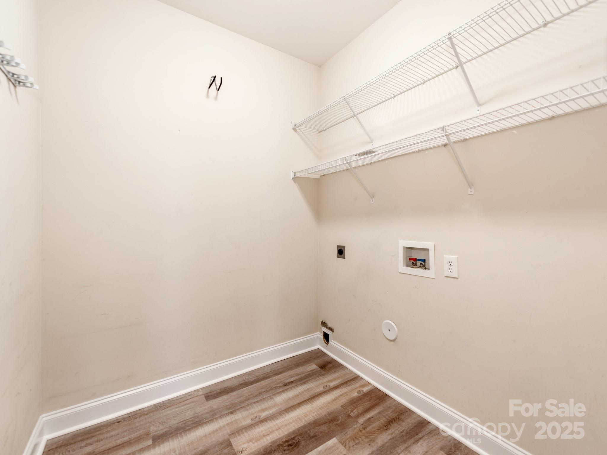 533 Montgrove Place Property Photo 17