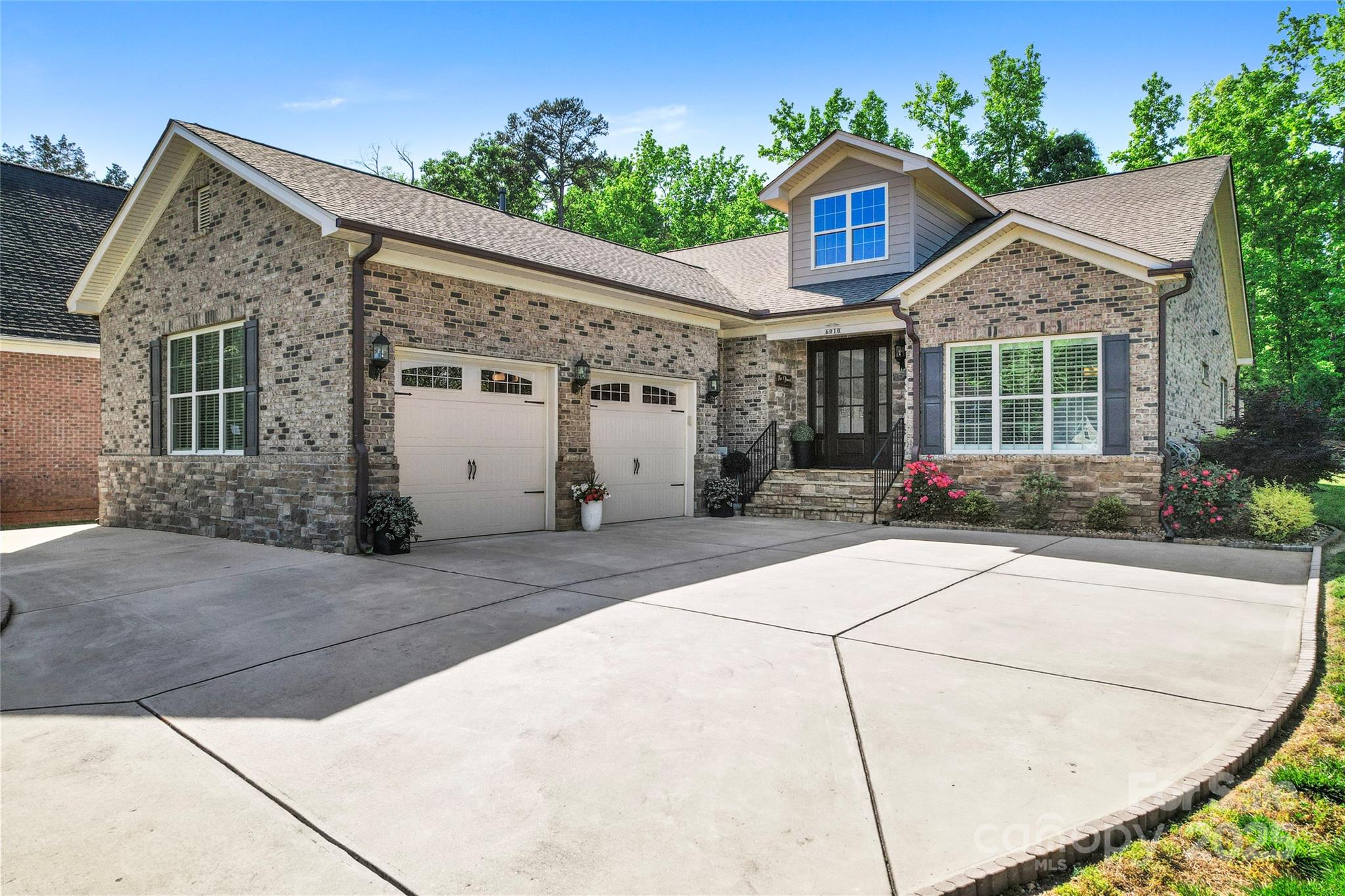 6010 Albiza Drive Property Photo 1