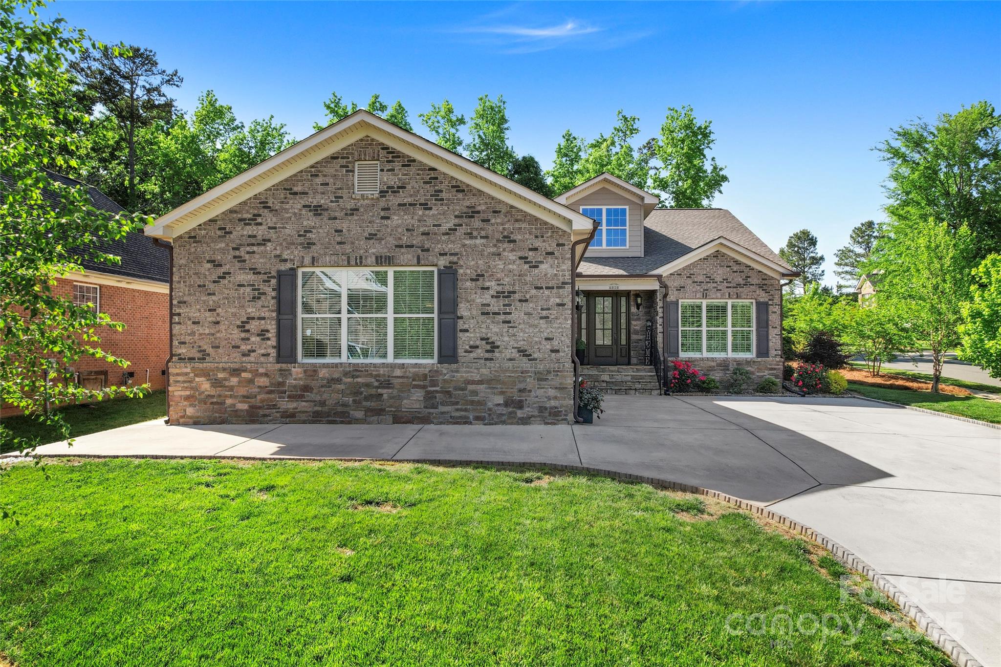 6010 Albiza Drive Property Photo 3