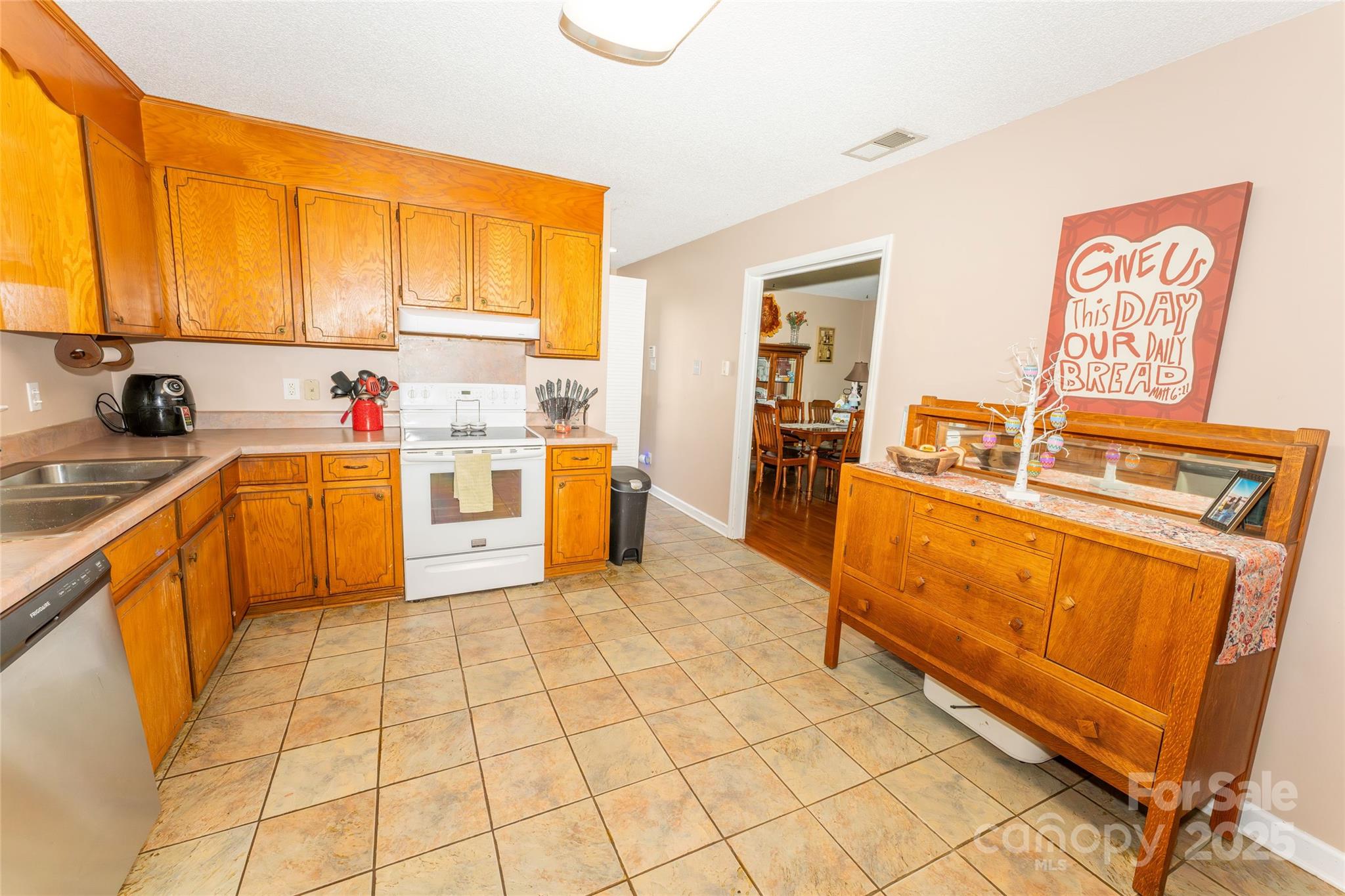 125 Southwood Park Property Photo 8