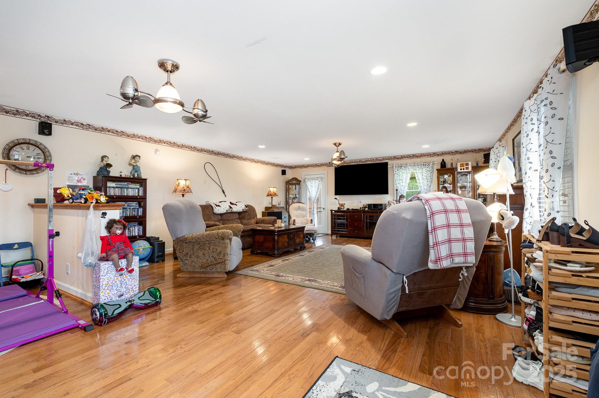 907 Sikes Mill Road Property Photo 4