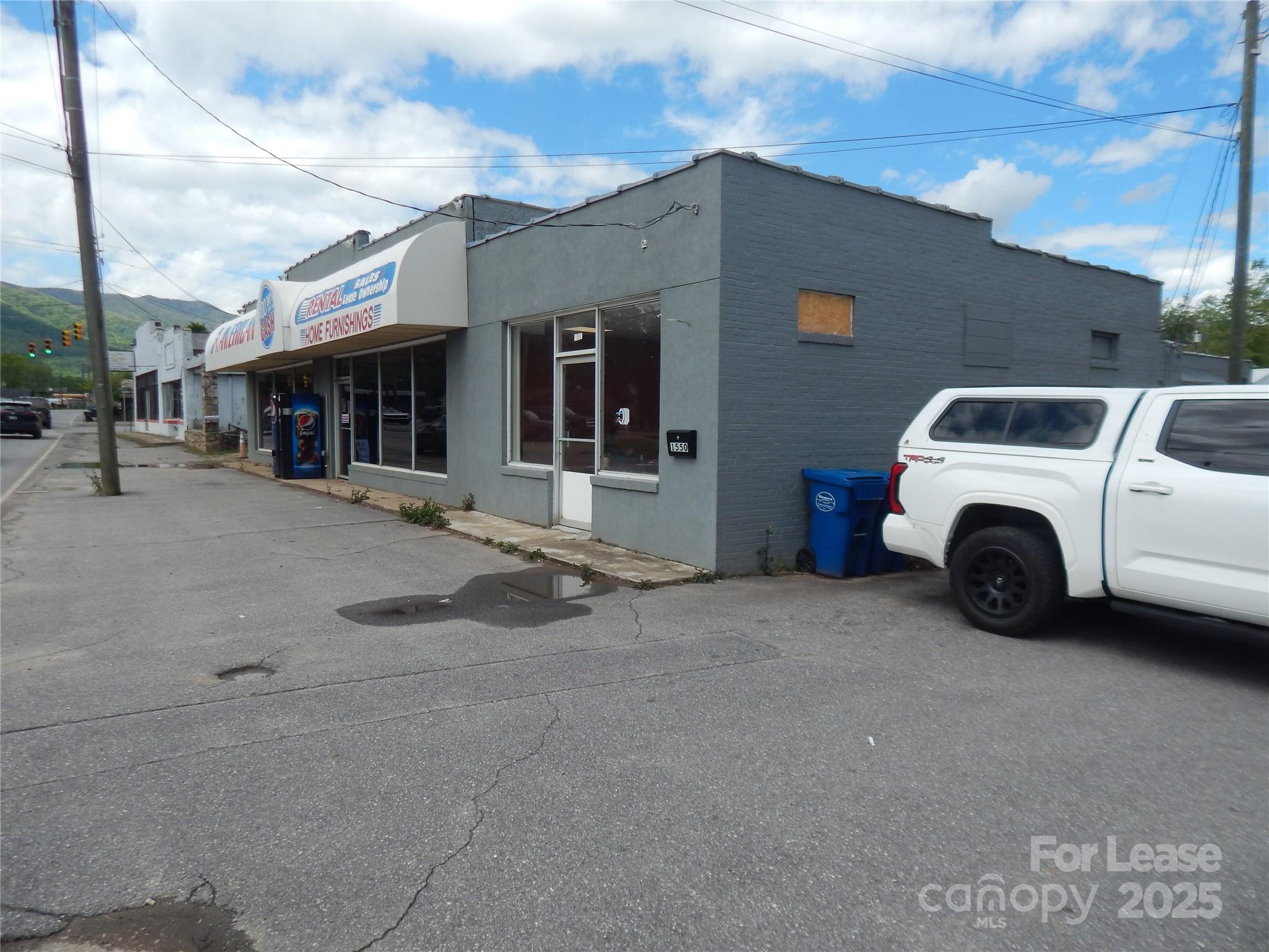 1562 S Main Street Property Photo 4