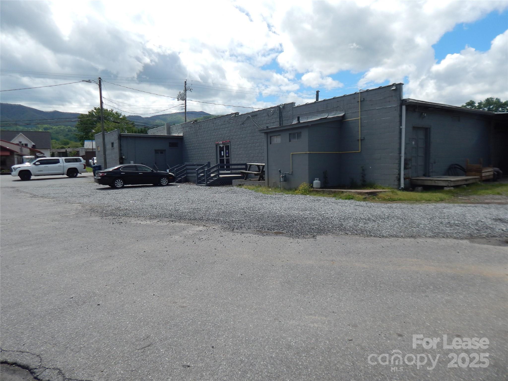 1562 S Main Street Property Photo 5