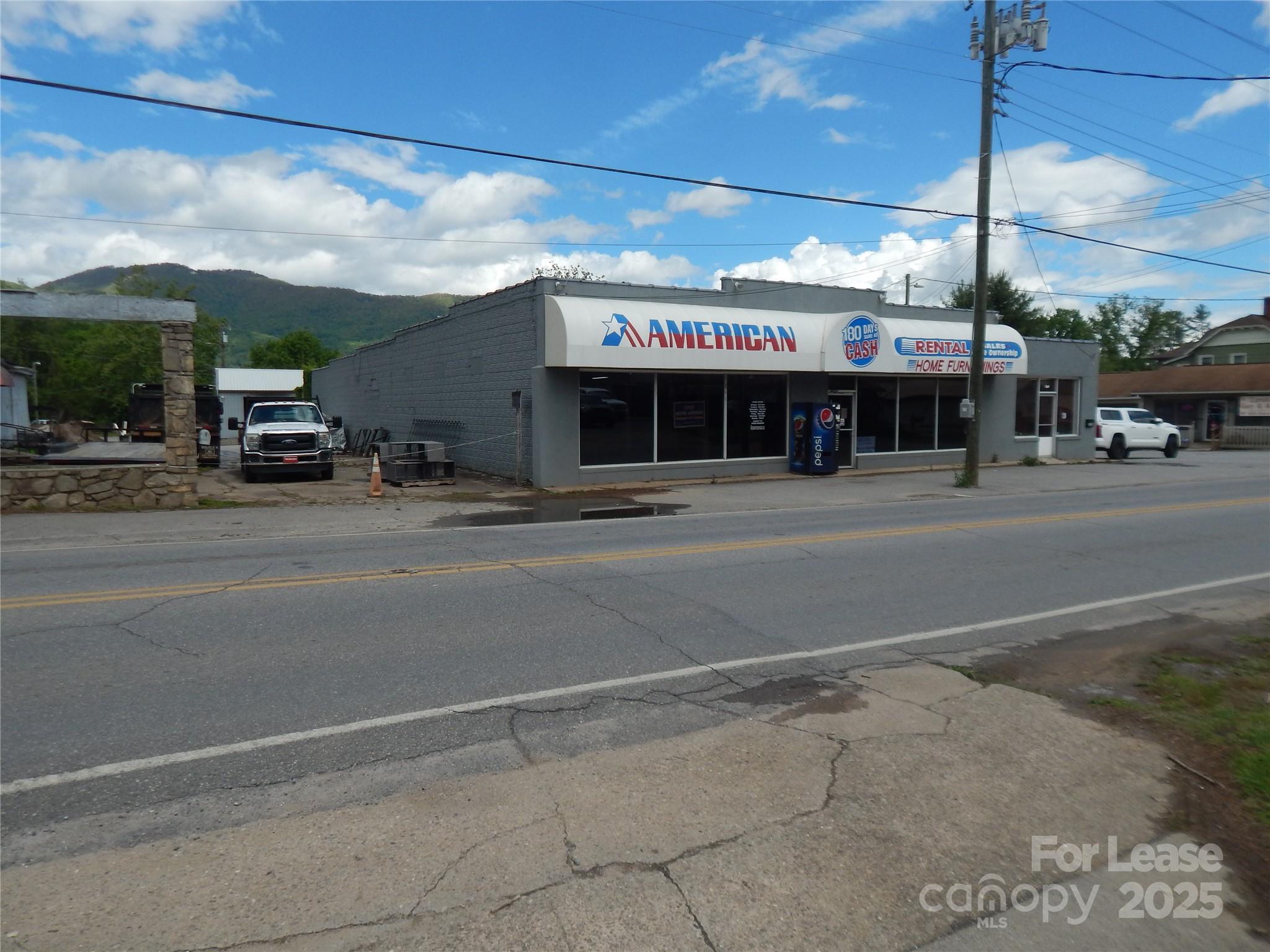 1562 S Main Street Property Photo 7