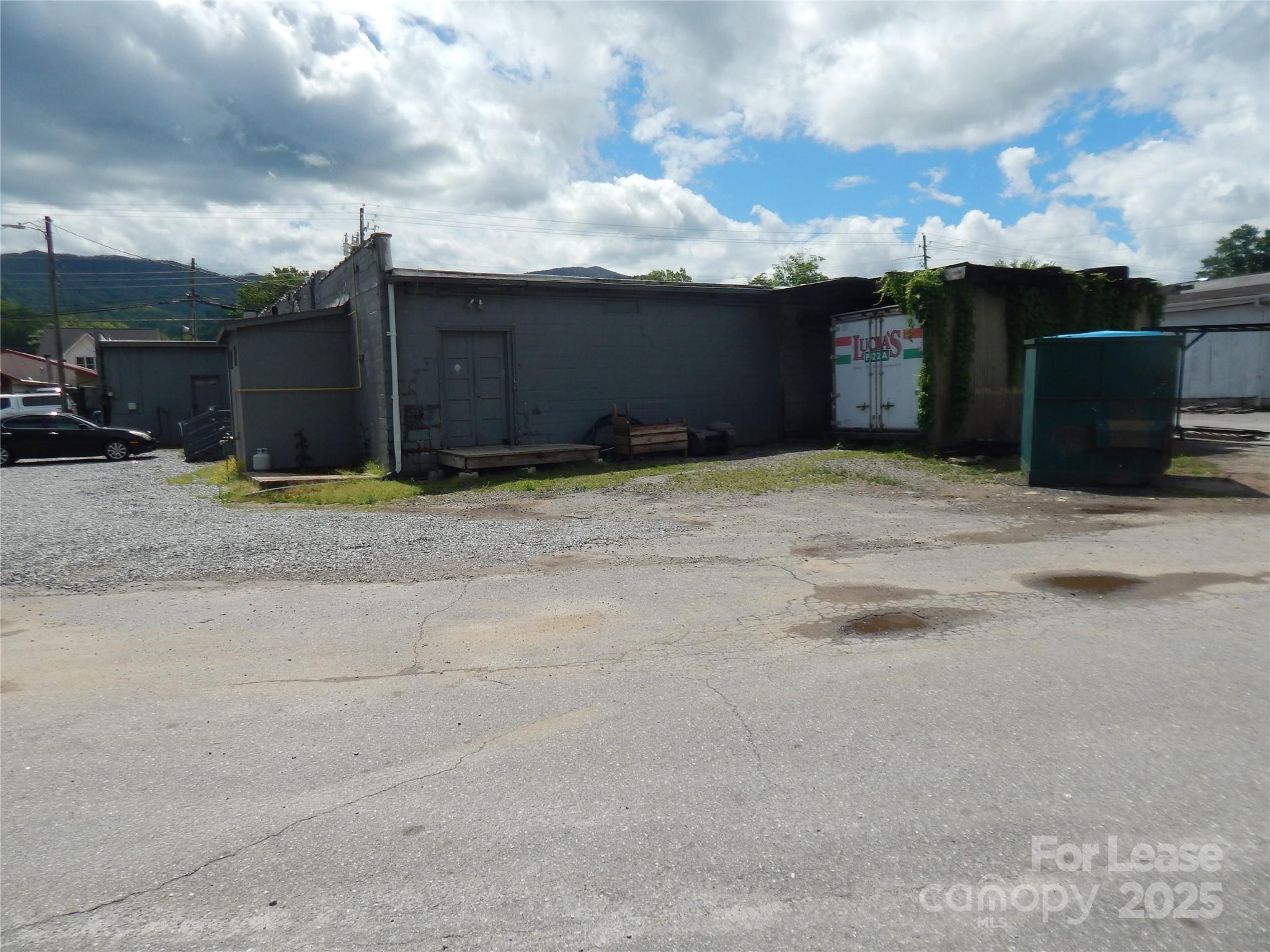 1562 S Main Street Property Photo 8