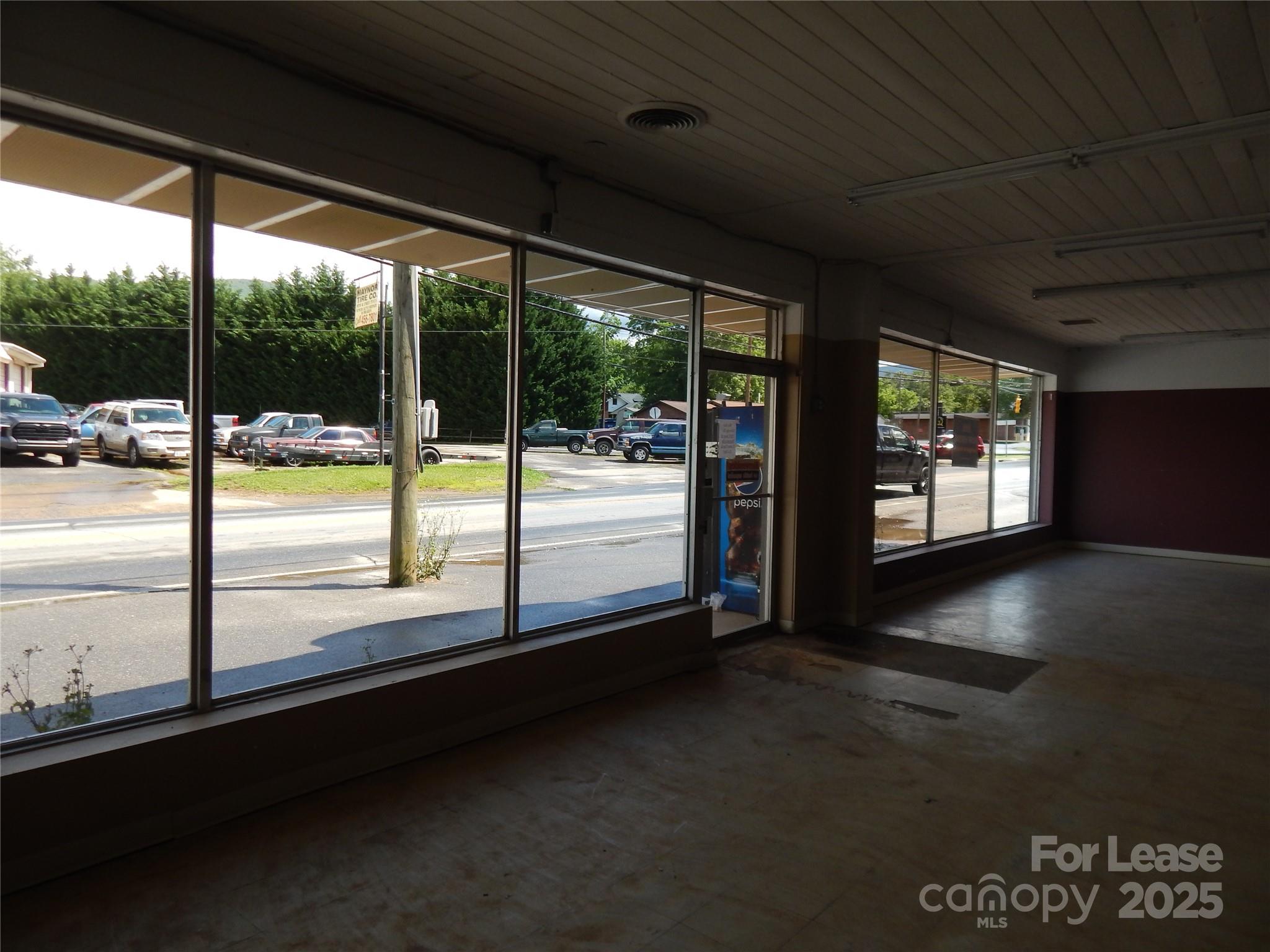 1562 S Main Street Property Photo 9