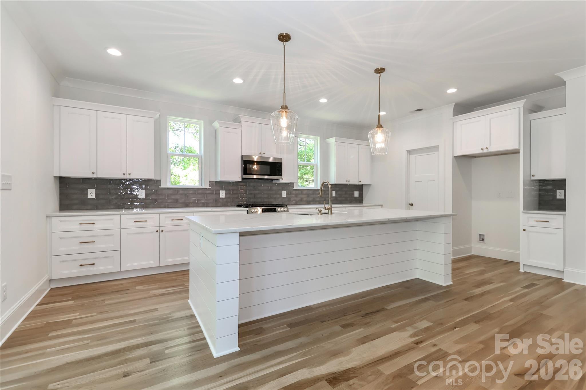 1061 The Glen Street Property Photo 6