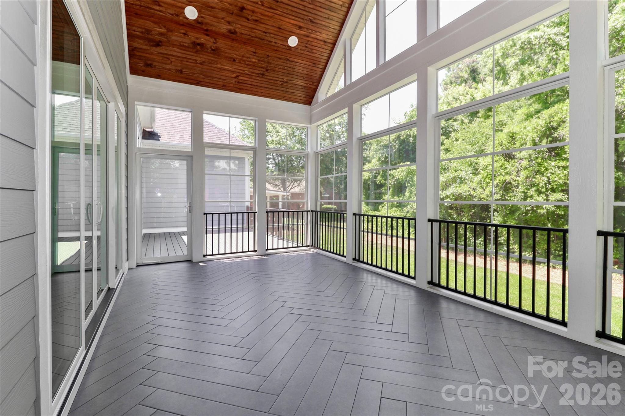 1061 The Glen Street Property Photo 15