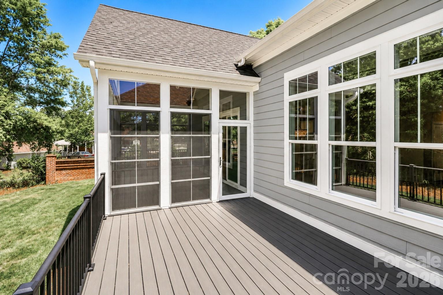 1061 The Glen Street Property Photo 37