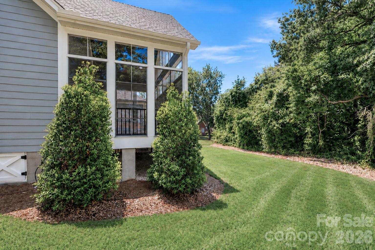 1061 The Glen Street Property Photo 38